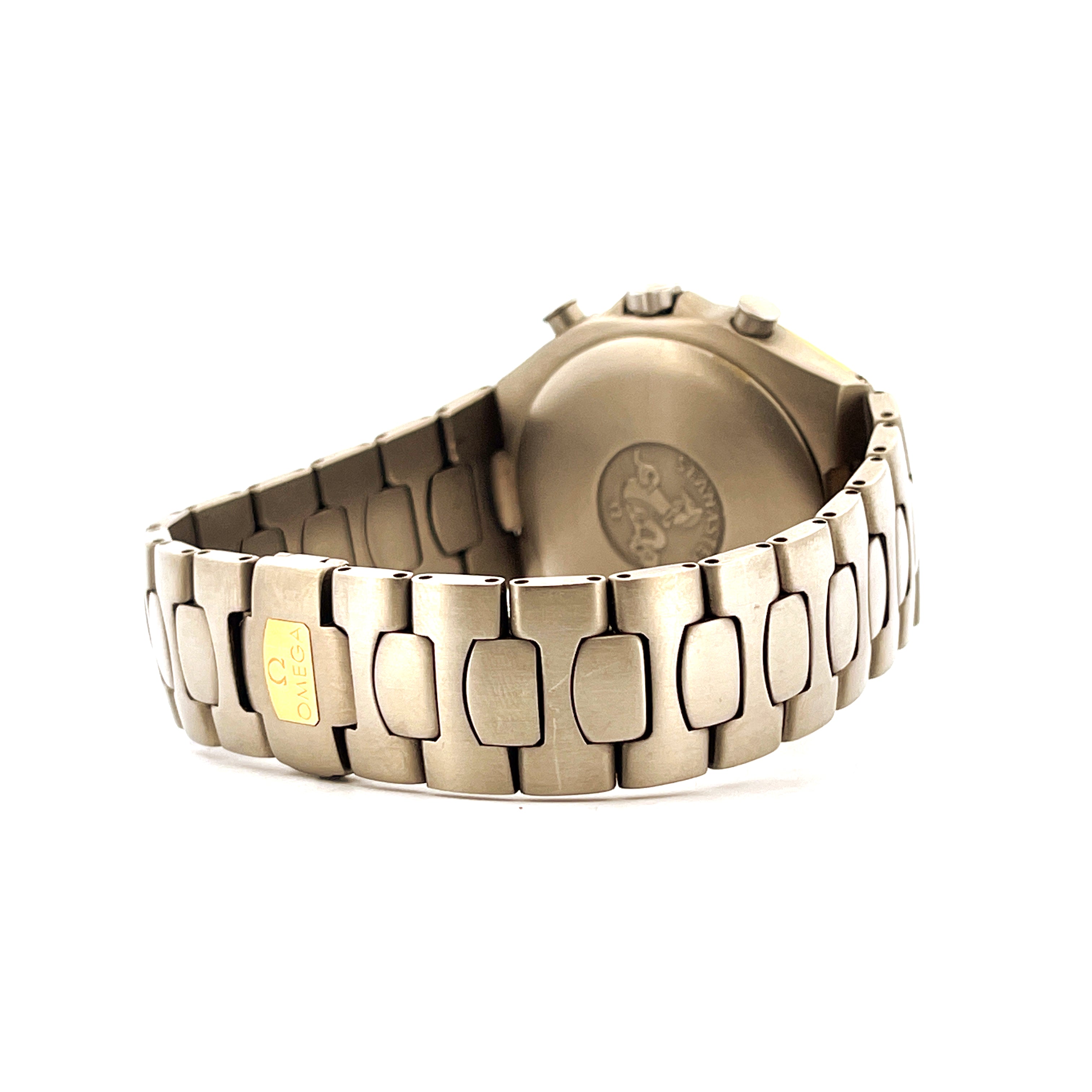 Omega Seamaster Polaris Grey von der Seite mit goldenem Omega-Logo auf dem Armband