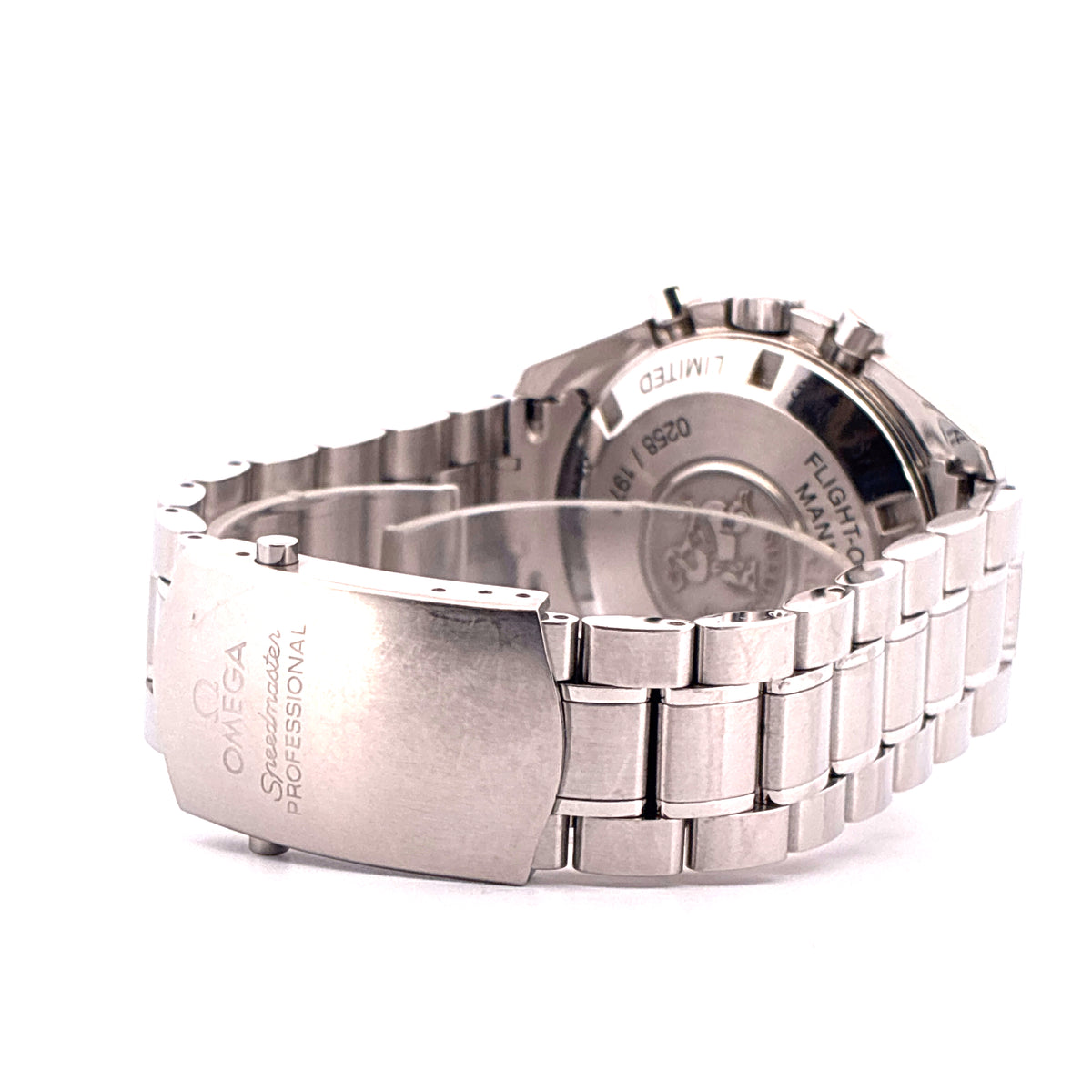 Omega Speedmaster Professional Moonwatch Alaska Project / Limited Edition / very rare / Full-Set / 2008, Schrägansicht mit Schließe, Armband und Gehäuseboden vor weißem Hintergrund