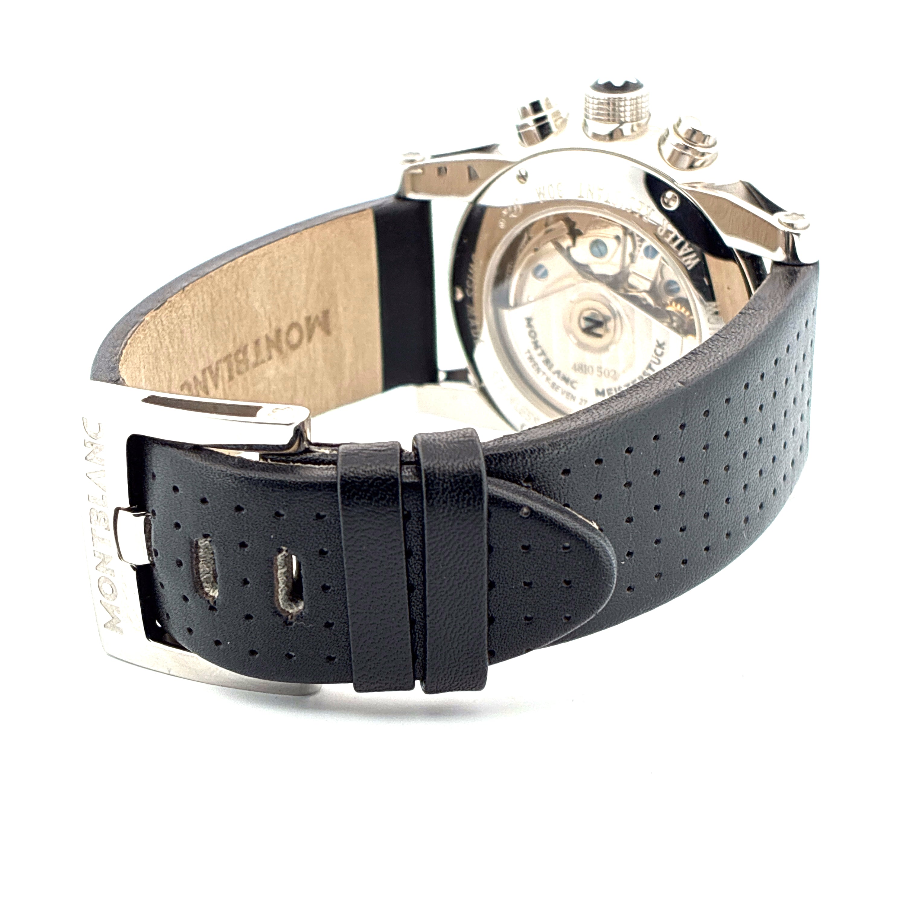 Montblanc Timewalker Chronograph mit schwarzem Lochlederarmband und Sichtboden auf weißem Hintergrund