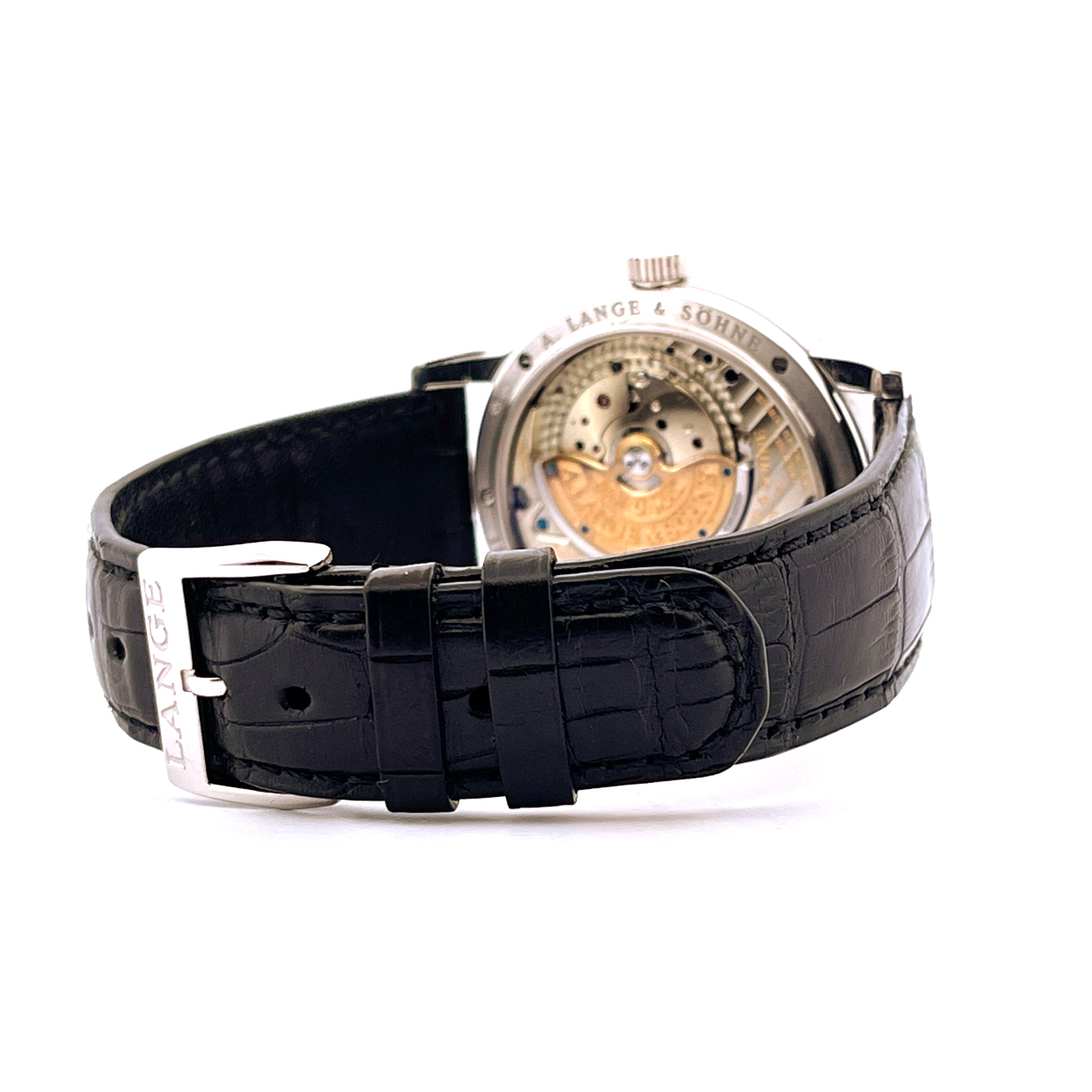 Nahaufnahme des schwarzen Krokolederarmbands einer A Lange & Söhne Langematik Perpetual Platin mit Metallschnalle