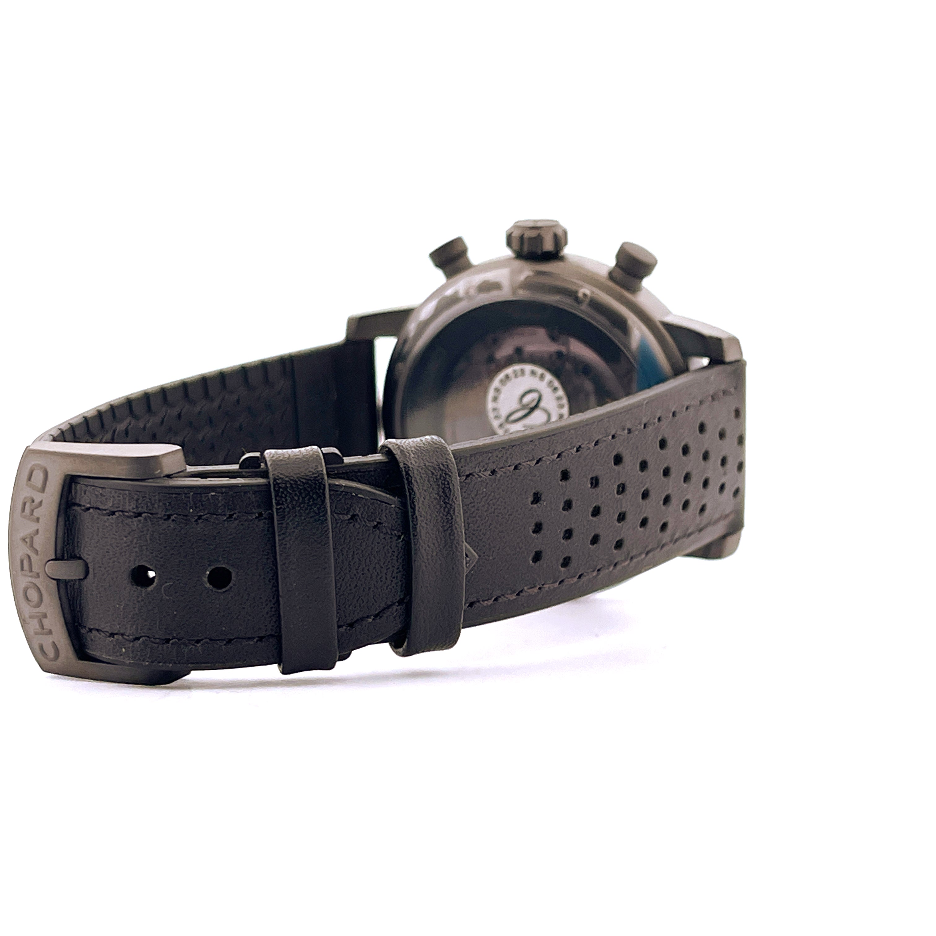 Seitenansicht eines Chopard Mille Miglia Race Edition mit schwarzem Lederarmband und Dornschließe