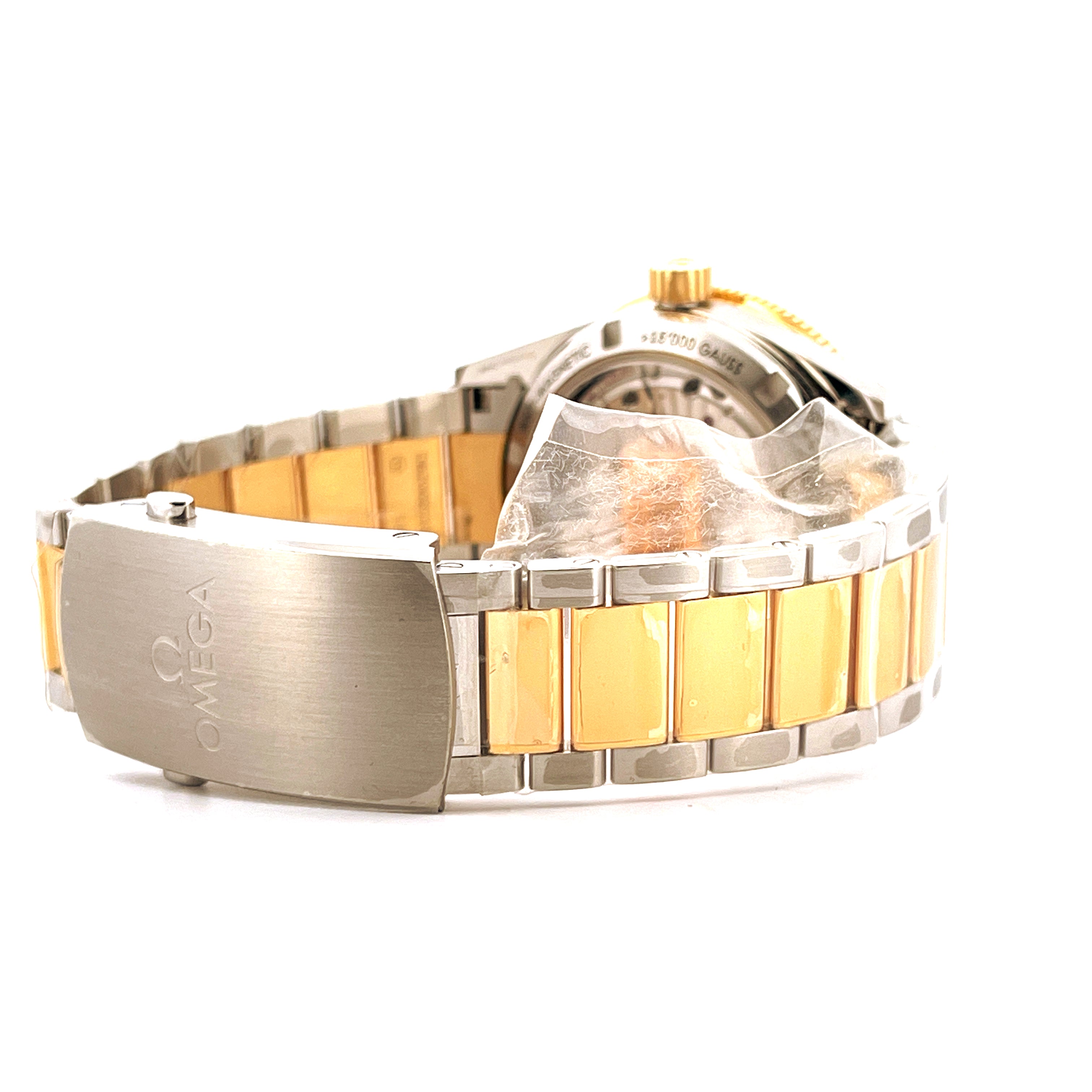 Nahaufnahme der Omega Seamaster 300 Co-axial Bicolor Uhr von der Seite mit teilweise geöffneter Schließe