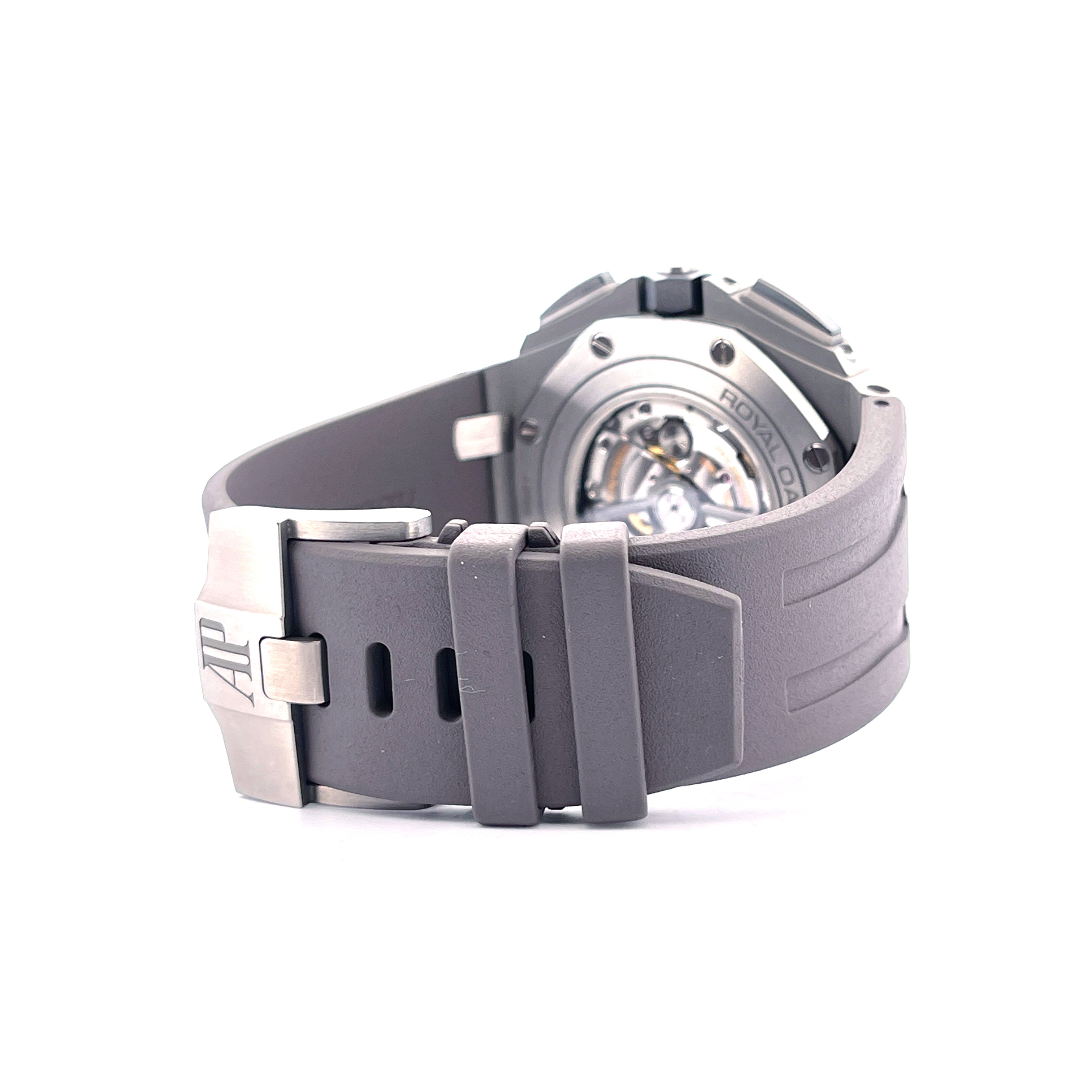 Audemars Piguet Royal Oak Offshore mit grauem Kautschukband und Titanschließe, Rückseite des Uhrwerks sichtbar