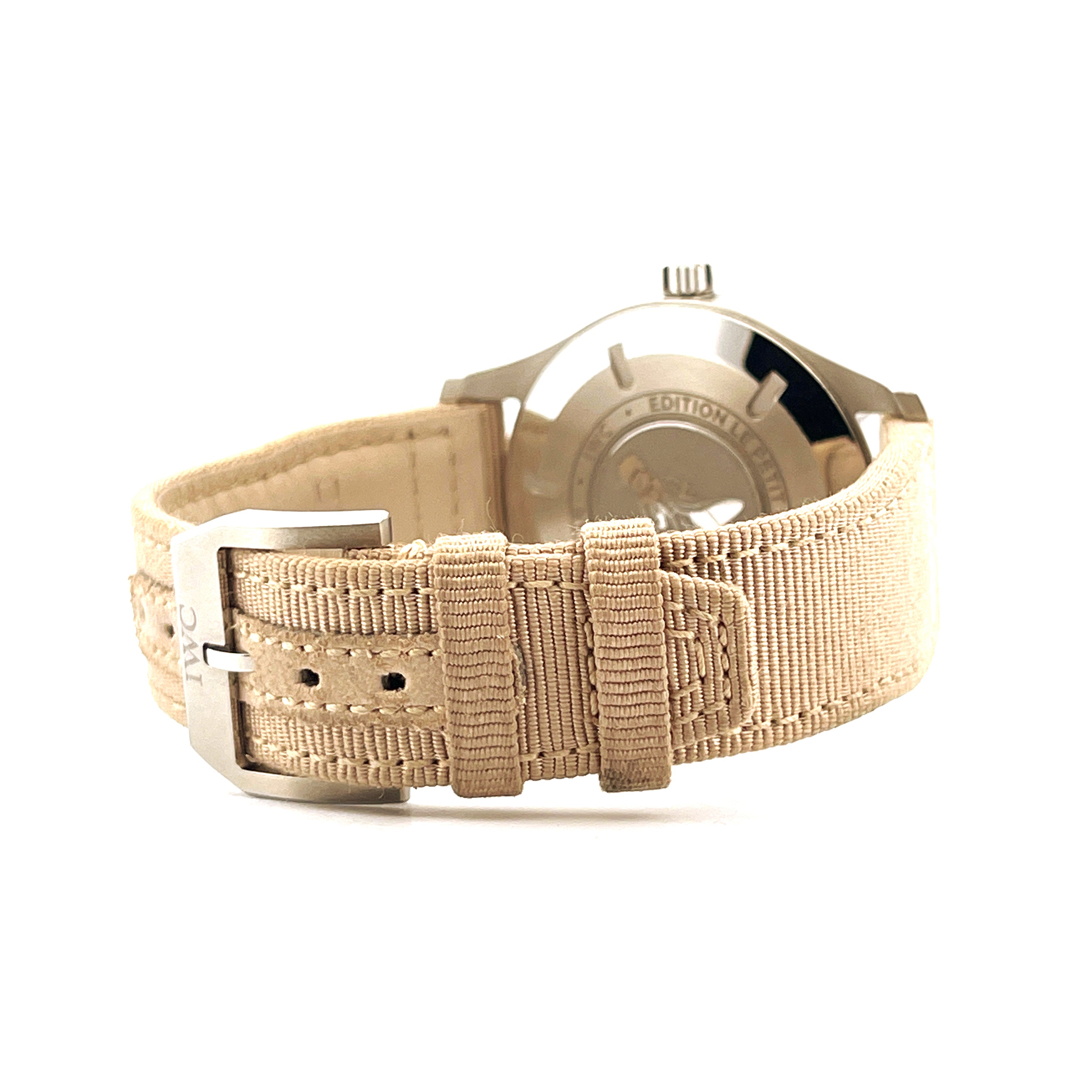 Seitenansicht eines IWC Mark XVIII Le Petit Prince mit beigem Stoffarmband und Edelstahlschließe