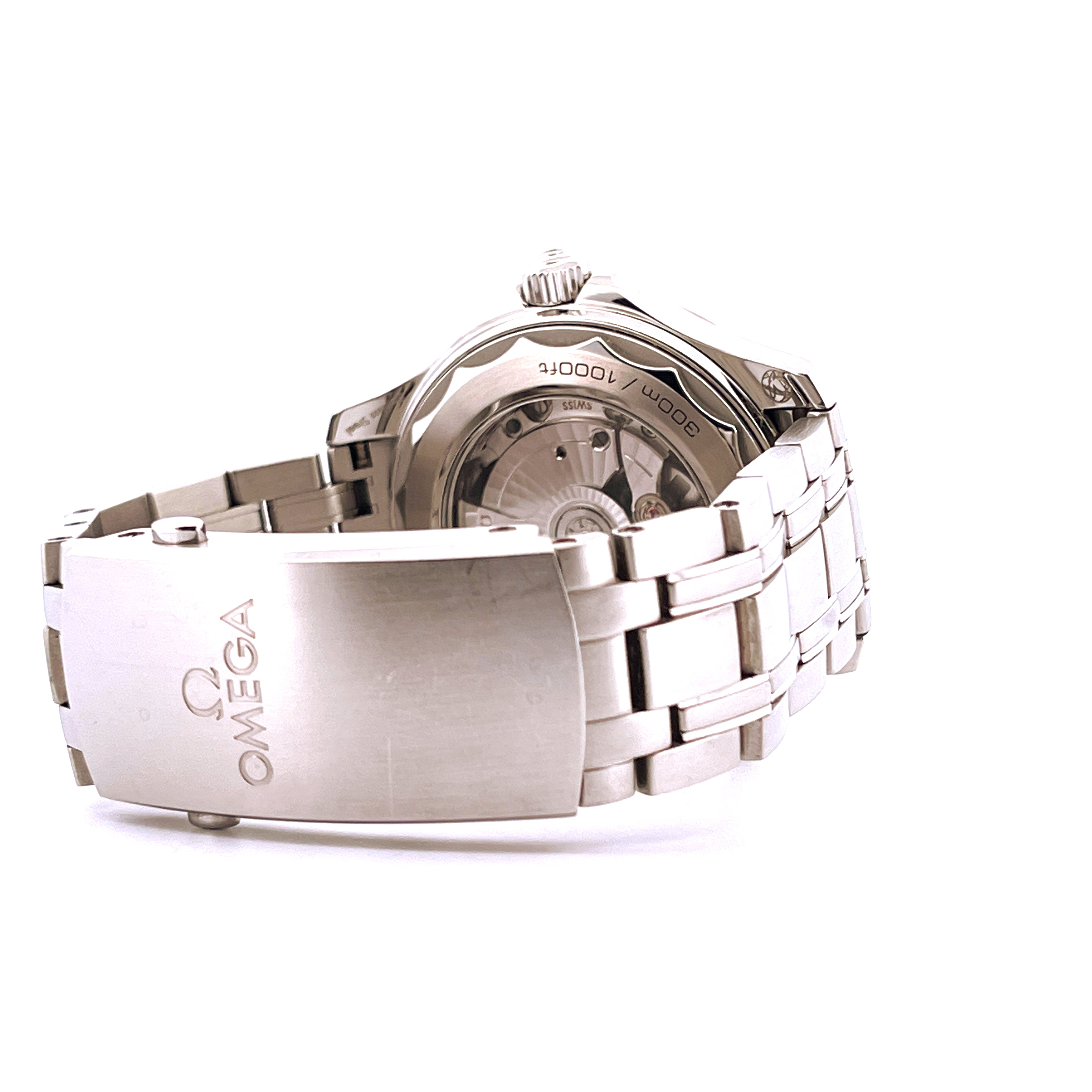 Omega Seamaster Diver 300 M von schräg hinten, Gehäuse und Gliederarmband aus Edelstahl mit Omega-Schließe