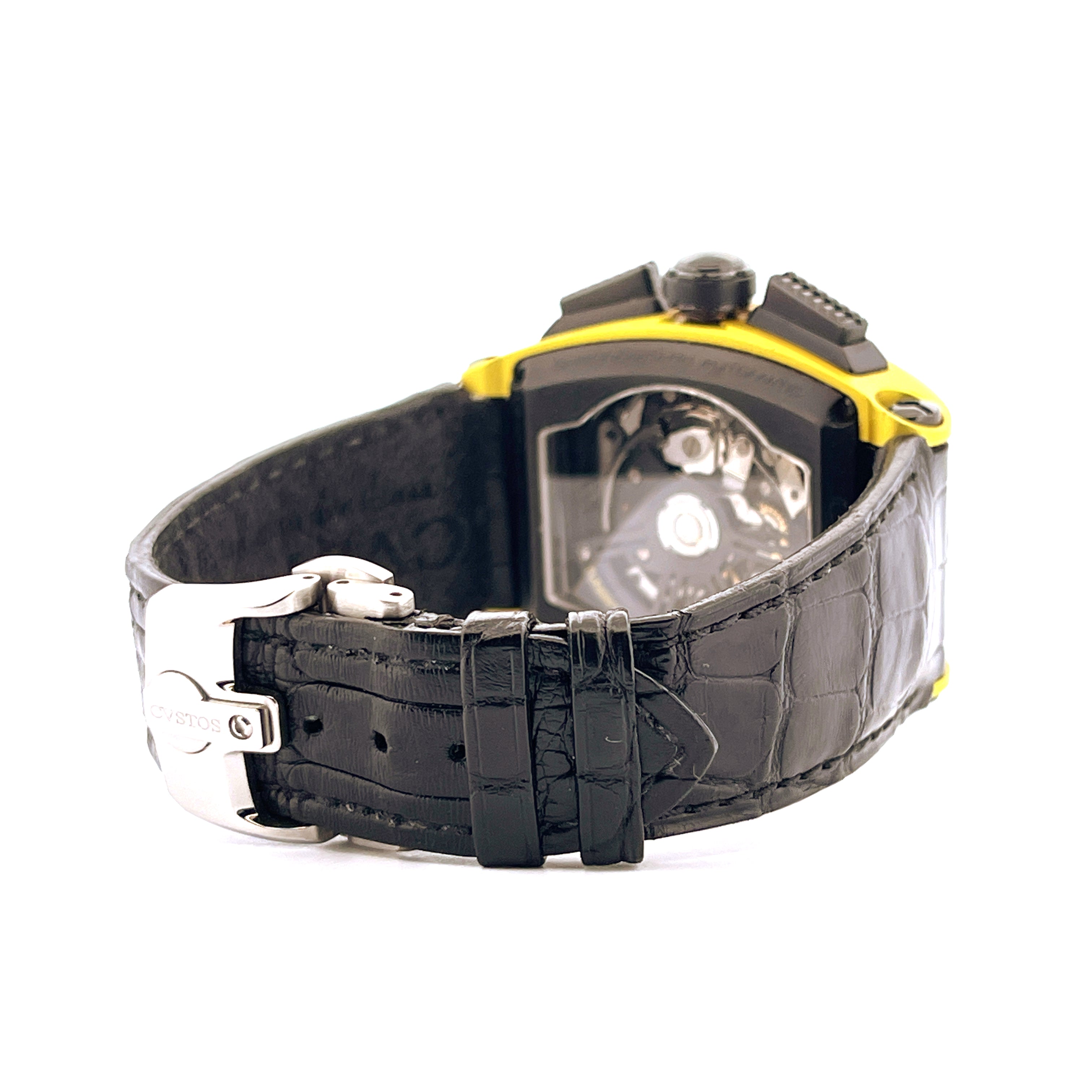 Seitenansicht einer Cvstos Challenge Pilot Yellow Eagle 458 Italy Uhr mit schwarzem Krokodil-Lederarmband und Titanschließe