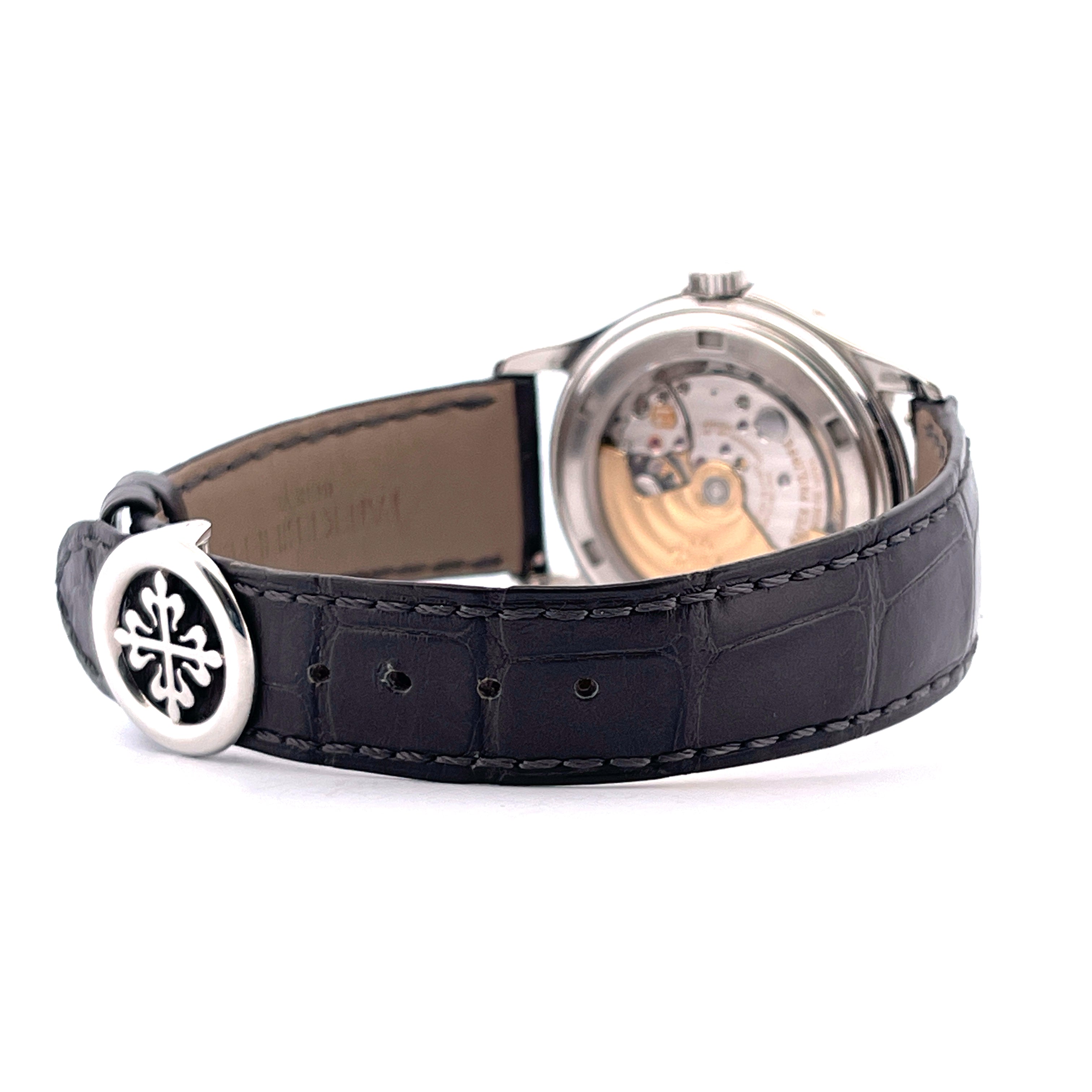 Patek Philippe 5146P-001 Seitenansicht eines Platinmodells mit schwarzem Krokolederarmband und Sichtboden