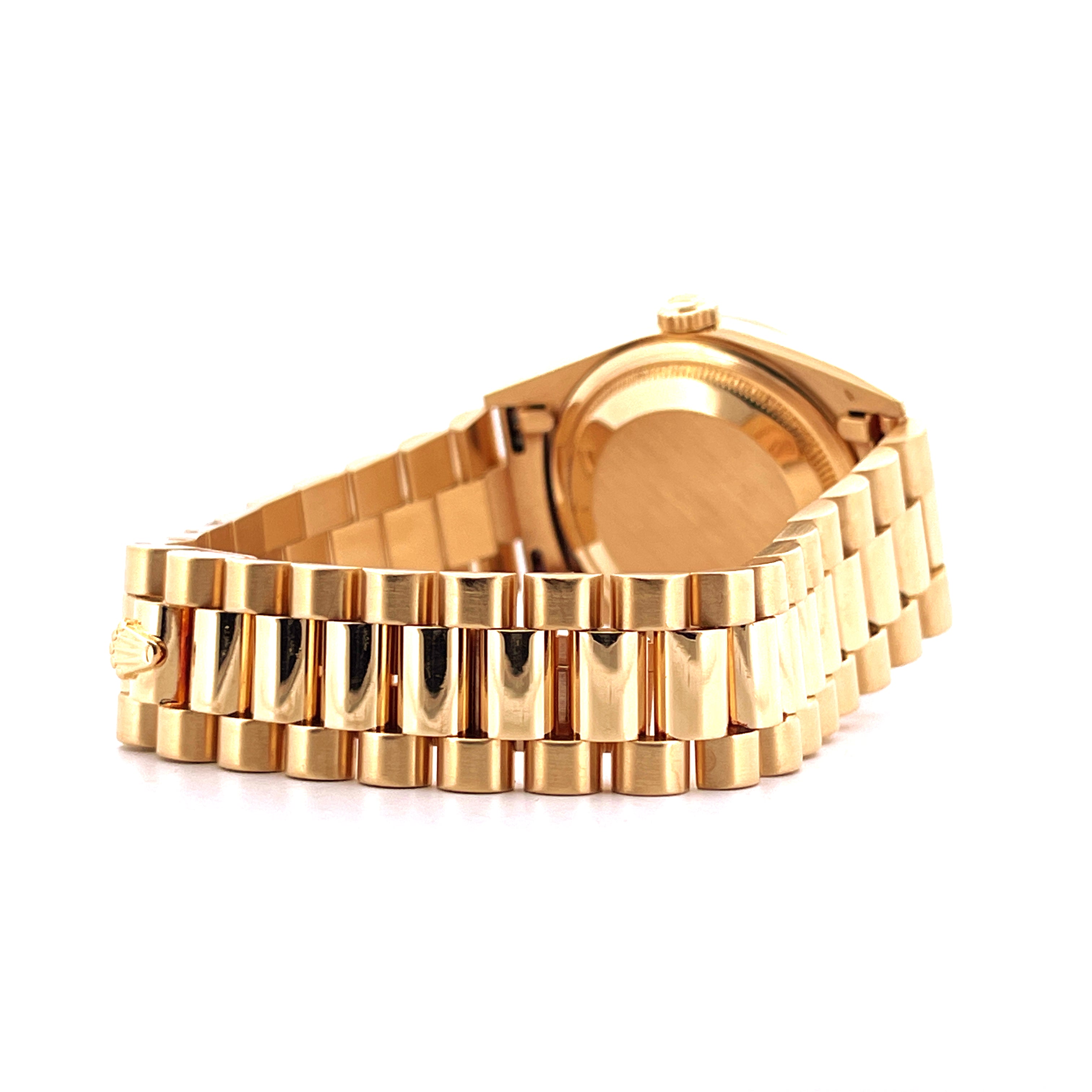 Seitenansicht einer goldenen Rolex Day-Date 36 Uhr mit Präsidentenarmband auf weißem Hintergrund