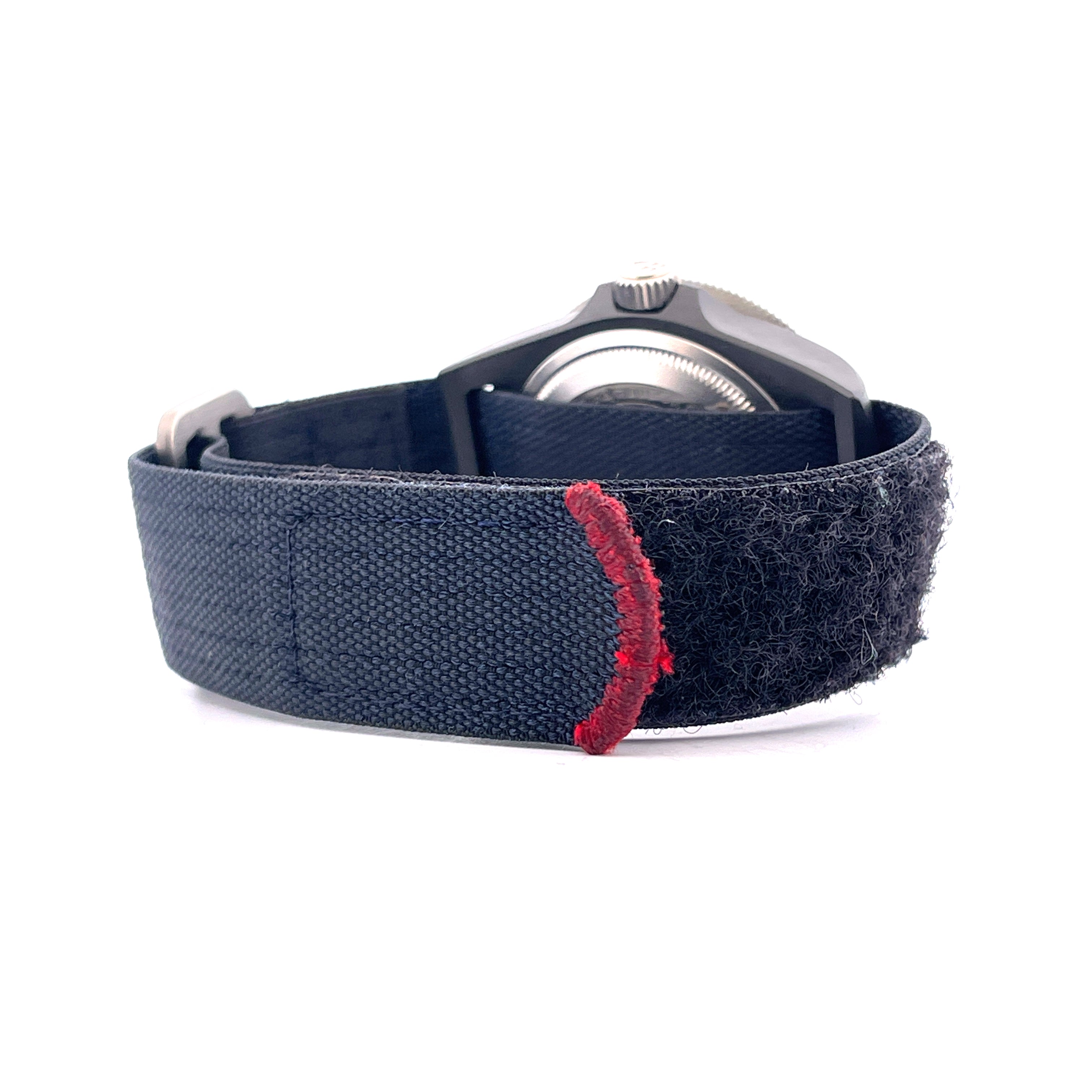 Seitenansicht eines Tudor Alinghi Red Bull Pelagos FXD Carbon-Uhrenarmbands mit Klettverschluss und roten Nähten