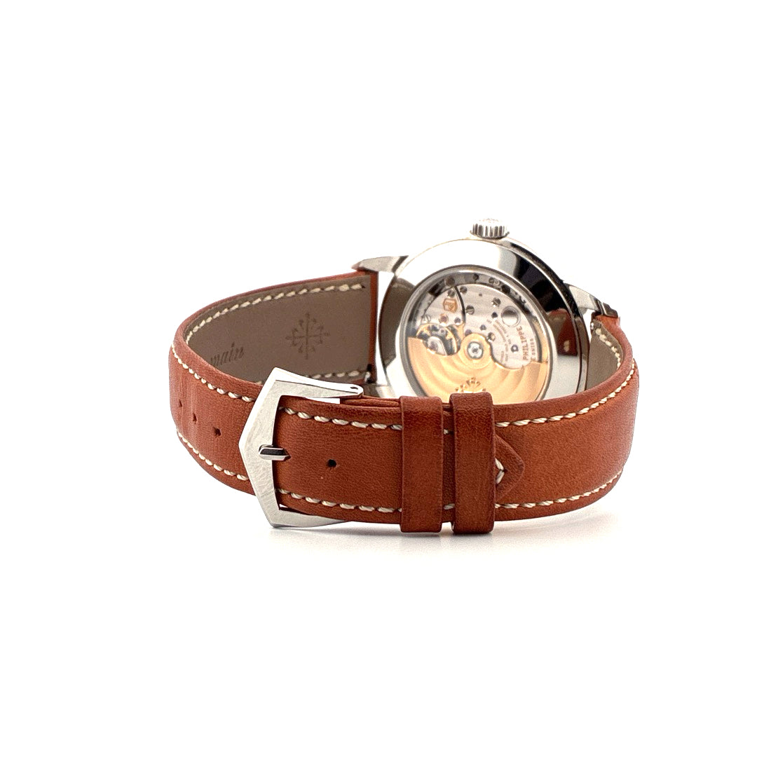 Patek Philippe Calatrava 5212A-001 von hinten mit Lederarmband und Mechanik-Sichtboden
