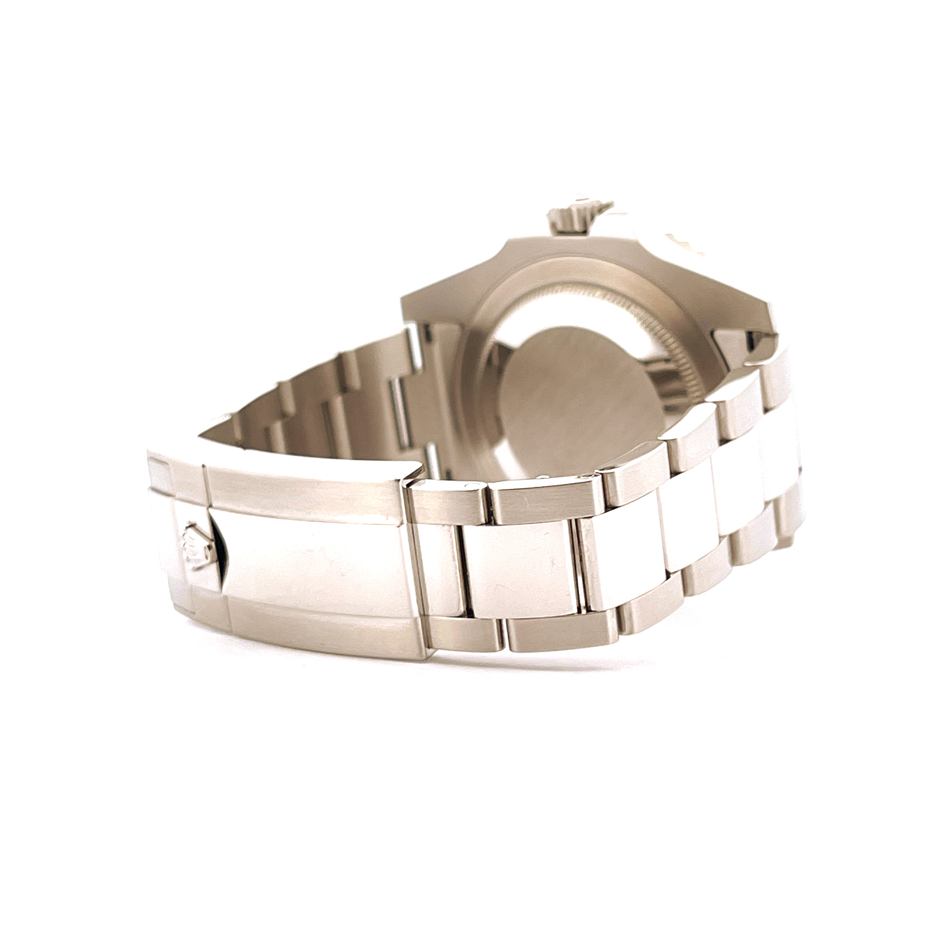 Rolex GMT-Master II Batman von der Seite mit Stahlarmband und Schließe auf weißem Hintergrund