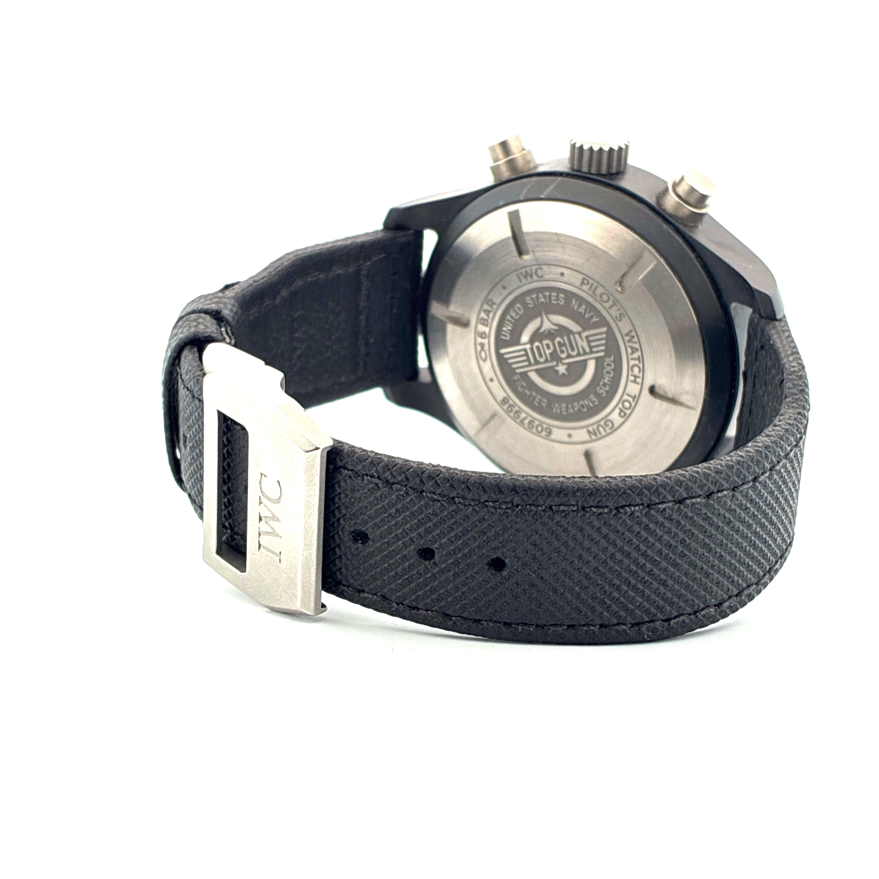 Rückansicht einer schwarzen IWC Fliegeruhr Chronograph Top Gun Keramik mit schwarzem Armband