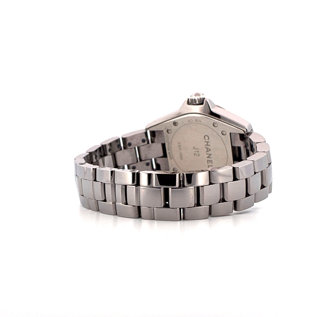Chanel J12 33mm: Rückansicht einer Keramikuhr mit poliertem Armband und eingravierten Details