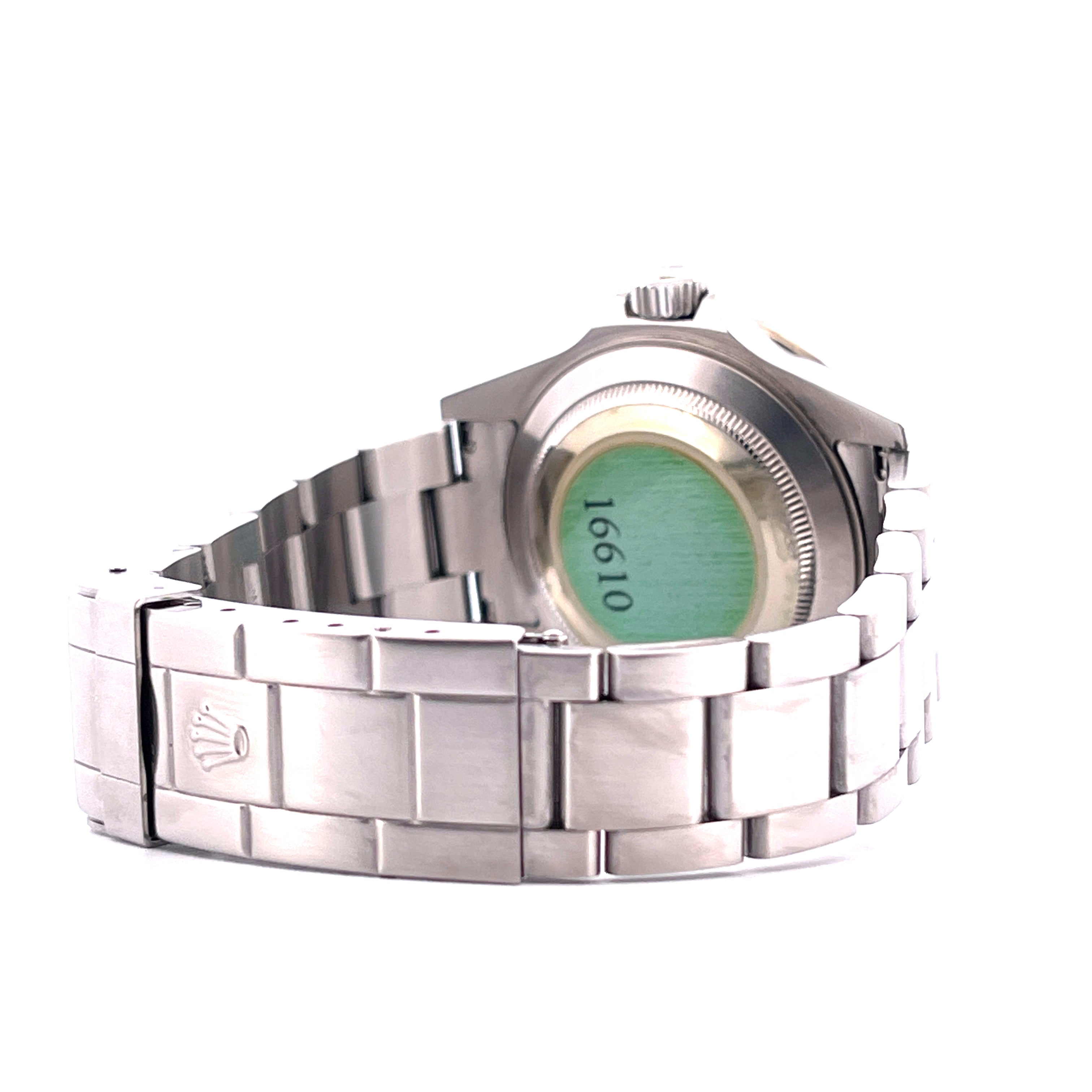 Rolex Submariner Date 16610 von der Seite, mit Metallarmband und Sicht auf den Gehäuseboden