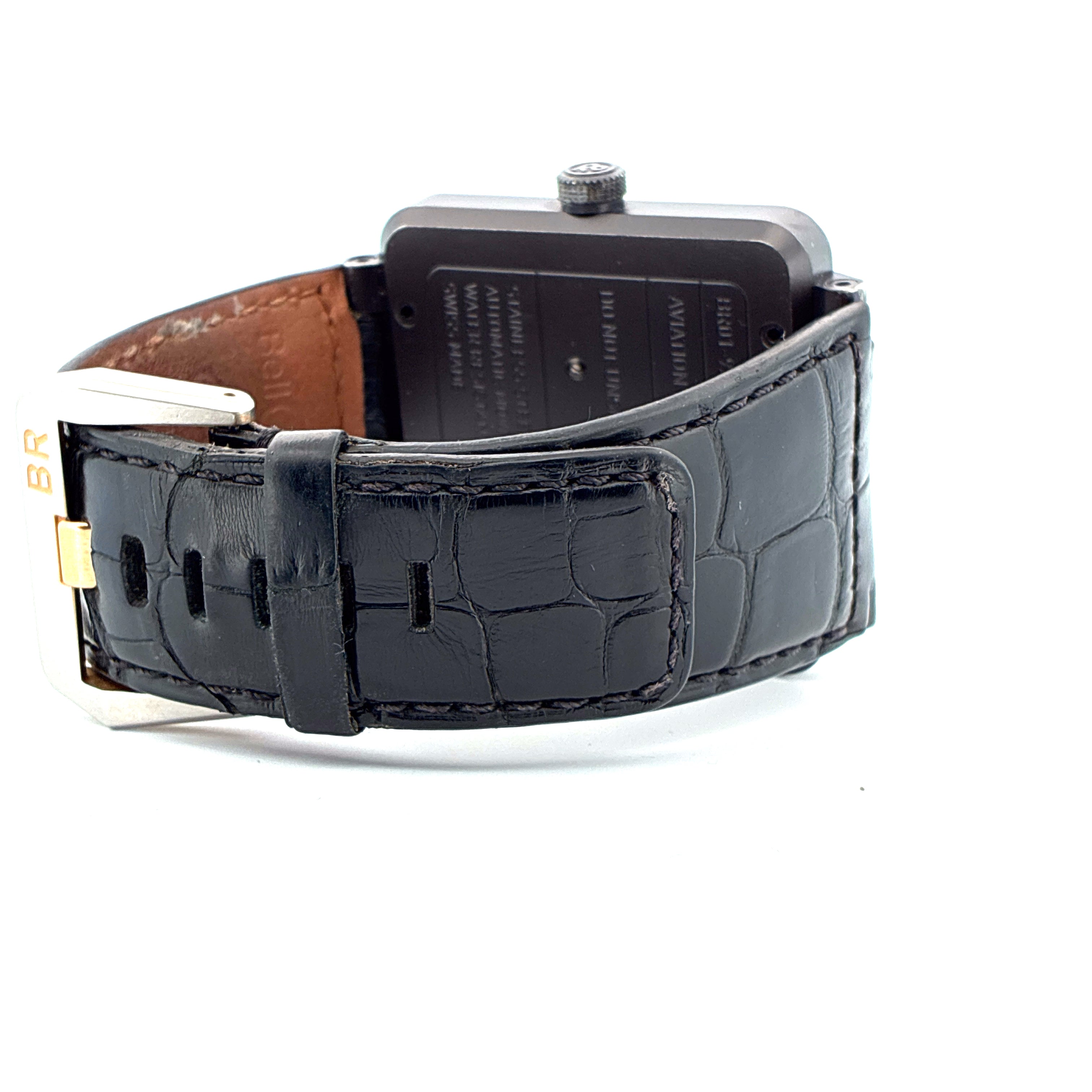 Bell & Ross Aviation Military: schwarzes Kroko-Lederarmband mit goldener BR-Schließe und PVD-Gehäuse
