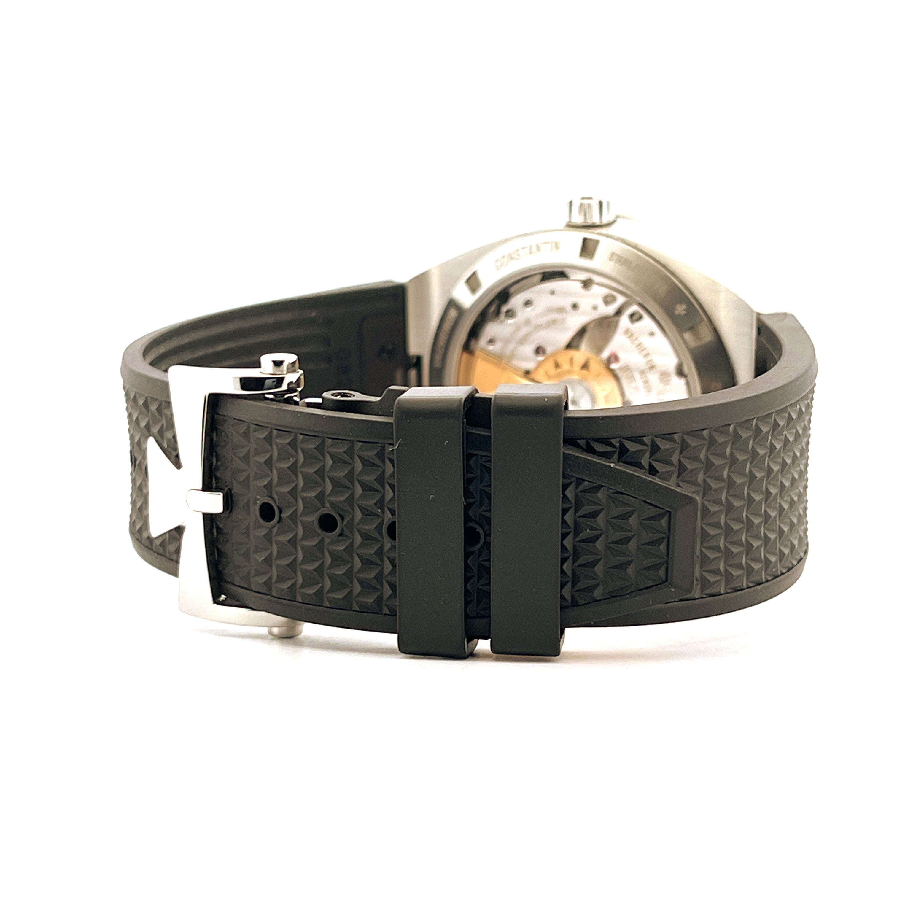 Rückansicht eines Vacheron Constantin Overseas mit schwarzem Kautschukarmband und Dornschließe auf weißem Hintergrund