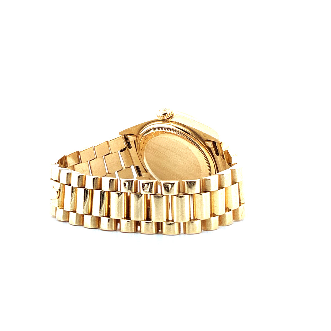 Rolex Day-Date 36mm Gelbgold Seitenansicht des Gehäuses mit massivem Gliederarmband vor weißem Hintergrund