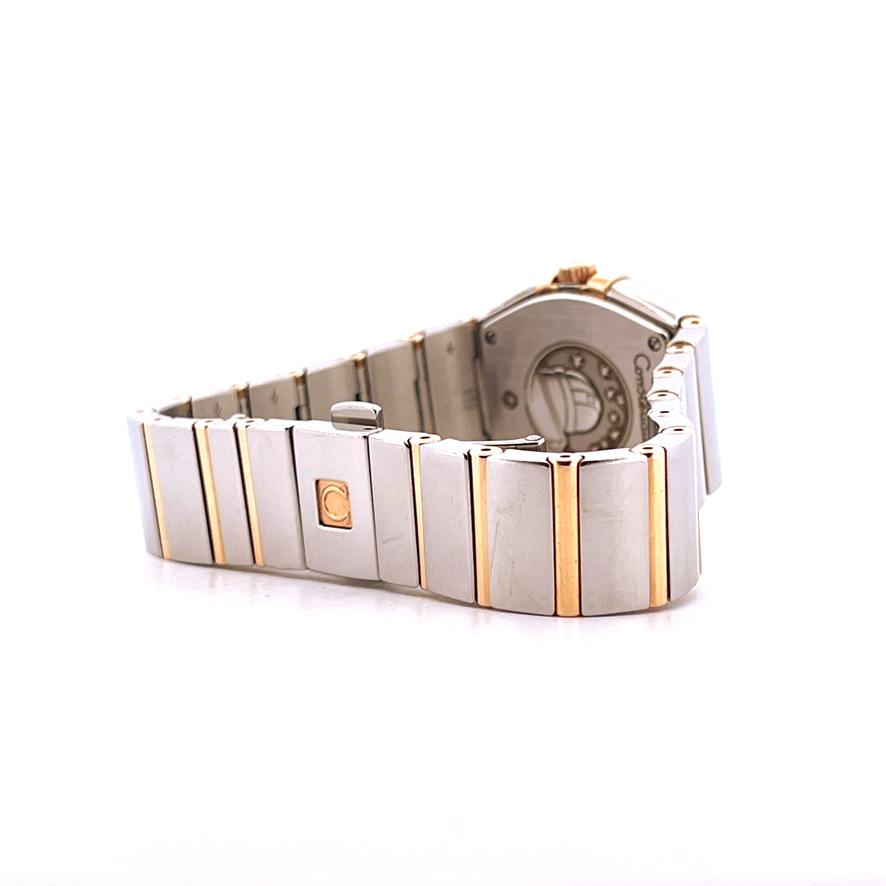 Omega Constellation Quartz Brown Armband aus Stahl und Roségold mit Omega-Logo im Detail