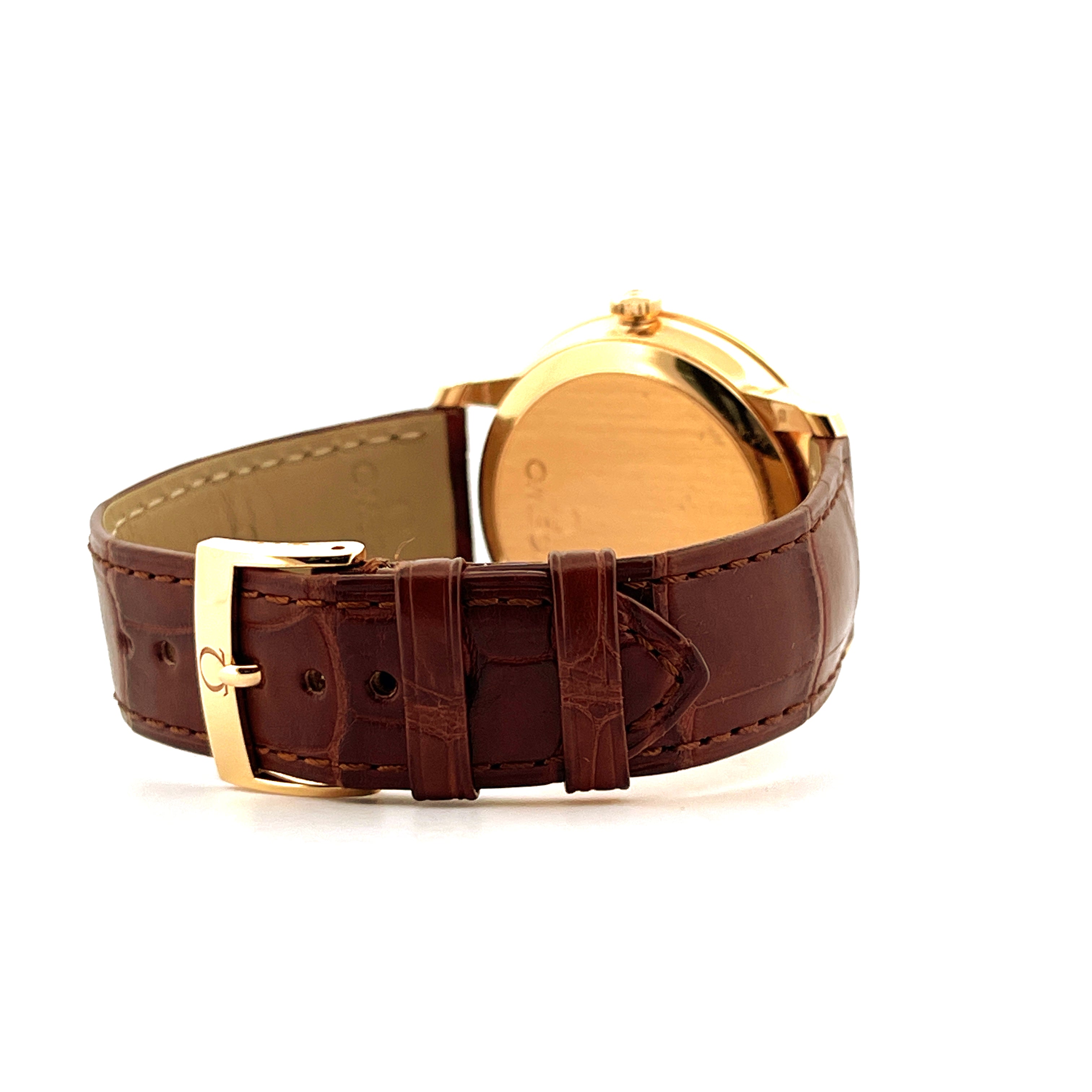 Seitenansicht einer Omega De Ville Prestige Date Uhr mit braunem Lederarmband und goldenem Gehäuse auf weißem Hintergrund