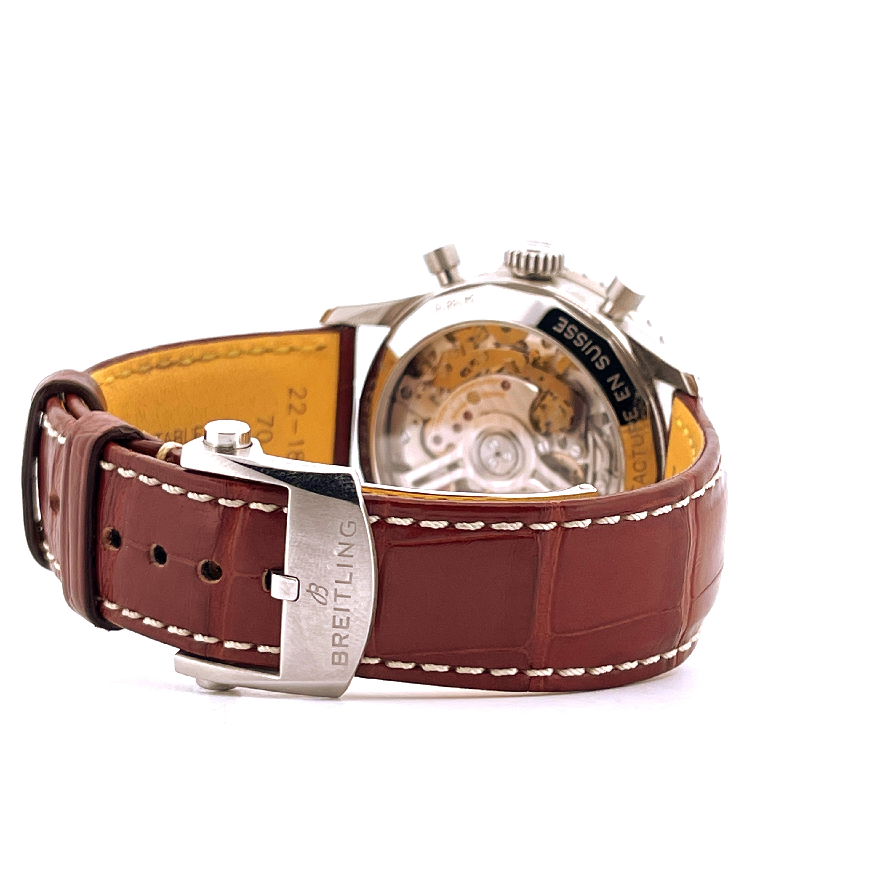 Seitenansicht eines Breitling Navitimer B01 Chronographen mit braunem Lederarmband und silberner Schließe