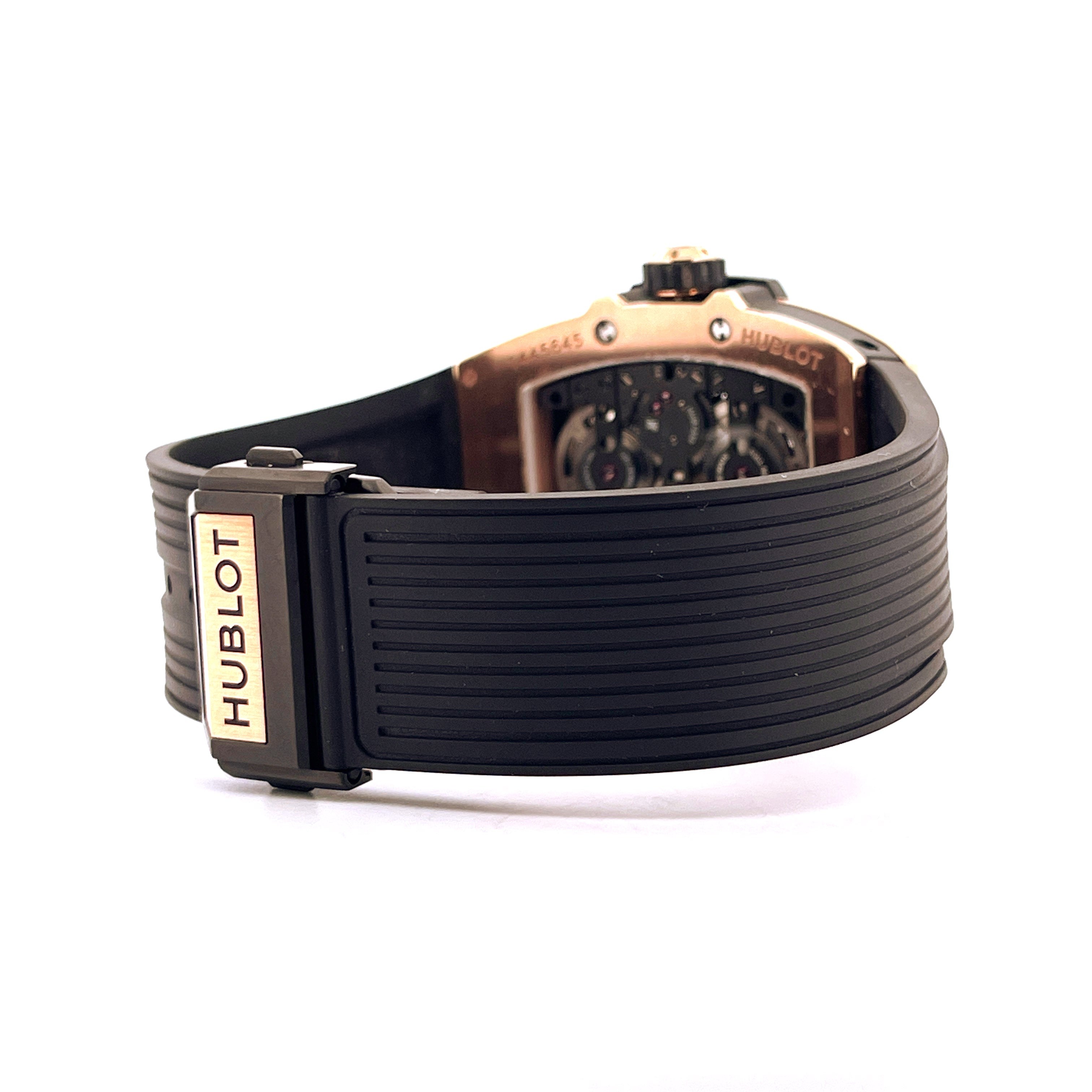 Seitenansicht einer Hublot Spirit Of Big Bang Meca-10 Roségold mit Kautschukband und Logo-Schließe auf weißem Hintergrund