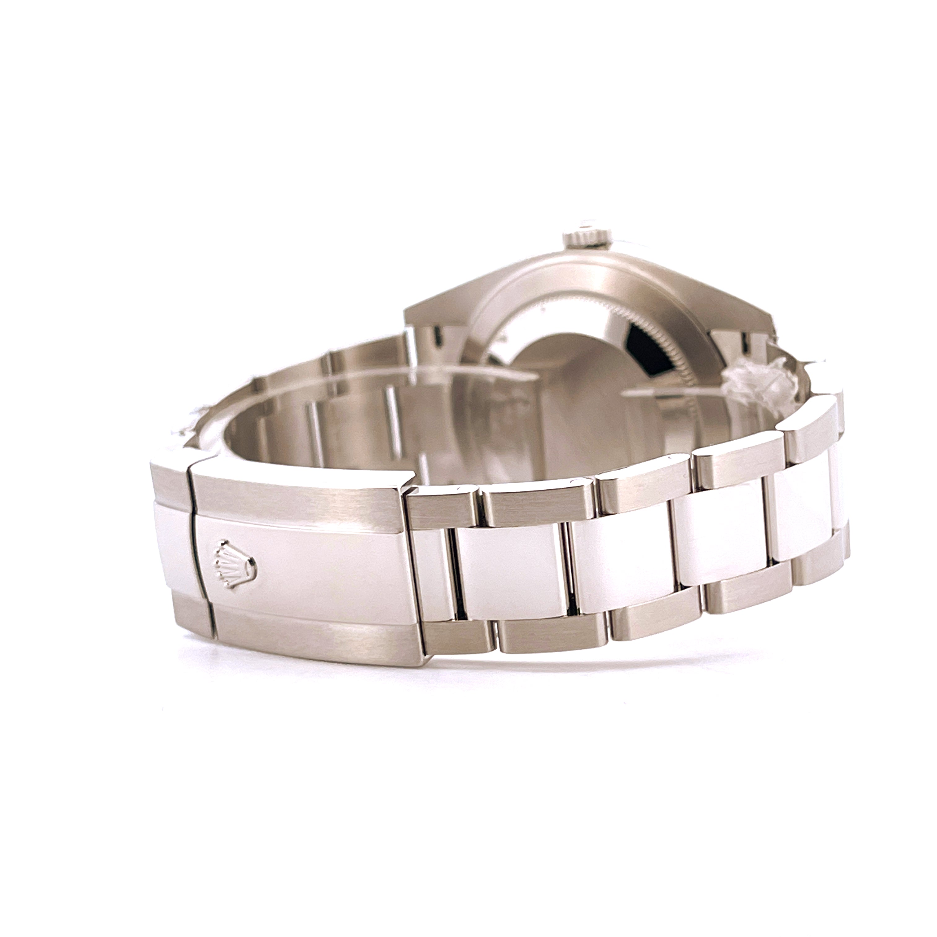 Rolex Datejust 41 Seitenansicht mit silbernem Oyster-Armband und Schließe vor weißem Hintergrund