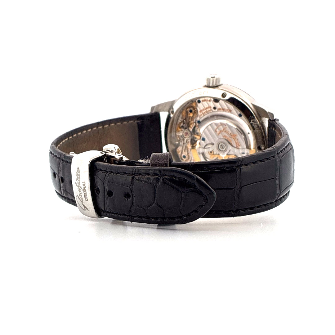 Glashütte Original PanoMatic Venue Rueckseite mit schwarzem Krokodillederband und Dornschliesse