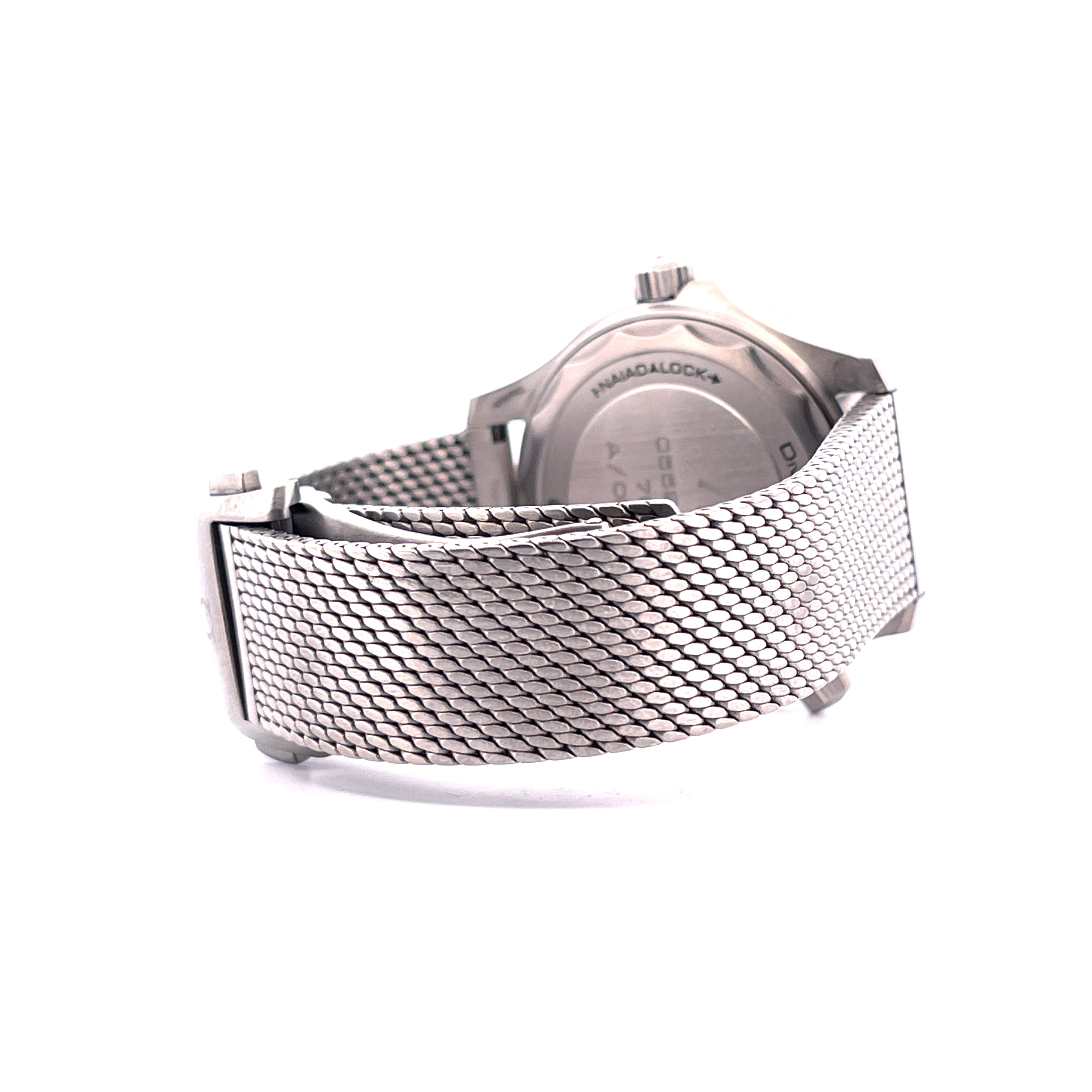 Omega Seamaster Diver 300m "James Bond" Titan-Uhr mit Milanese-Armband im Detail