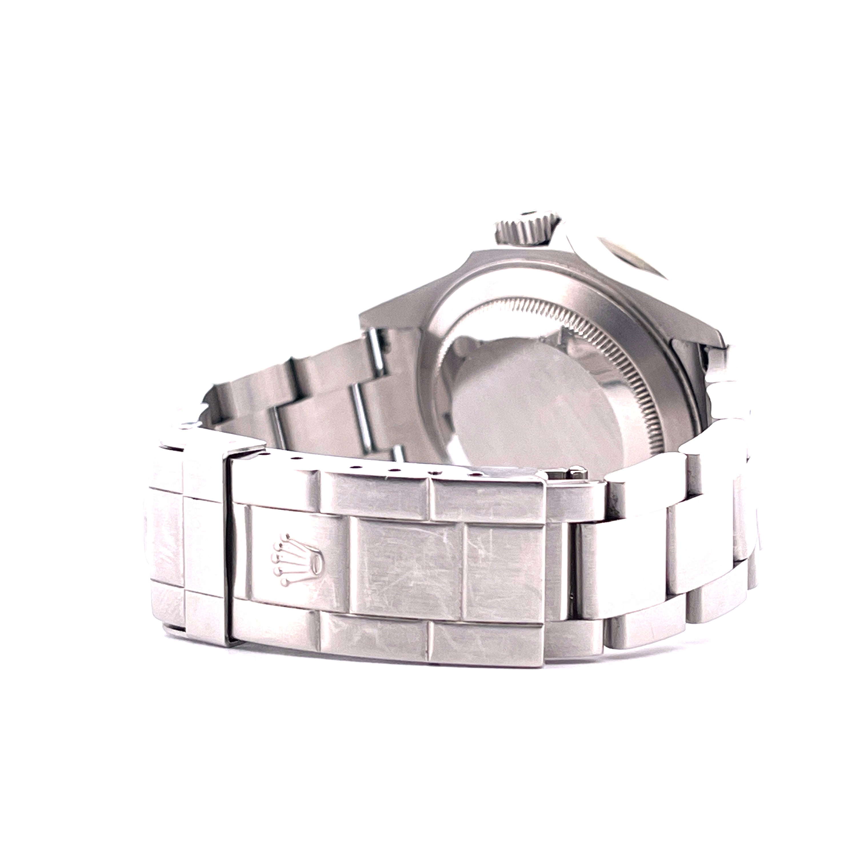 Rolex Submariner Date 16610 von 1998 von der Seite gezeigt, mit Stahlarmband und polierter Schließe mit Rolex-Krone