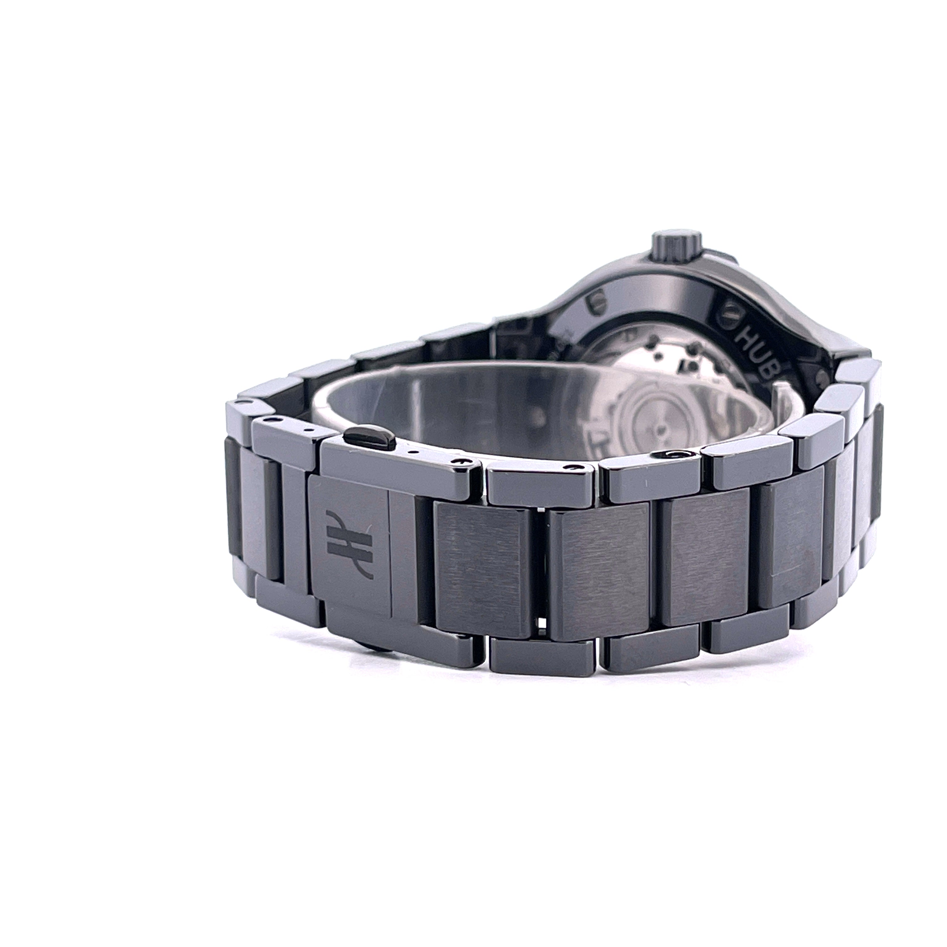Detailansicht des dunklen Keramikarmbands einer Hublot Classic Fusion Black Magic Uhr mit geprägtem Logo