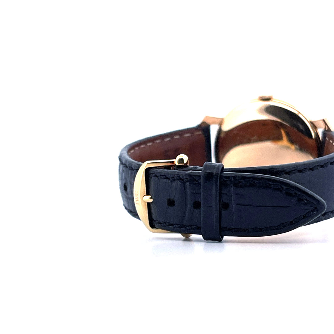 IWC Shark Fin Uhr mit dunkelblauem Kroko-Lederarmband und goldener Dornschliesse von der Seite aufgenommen
