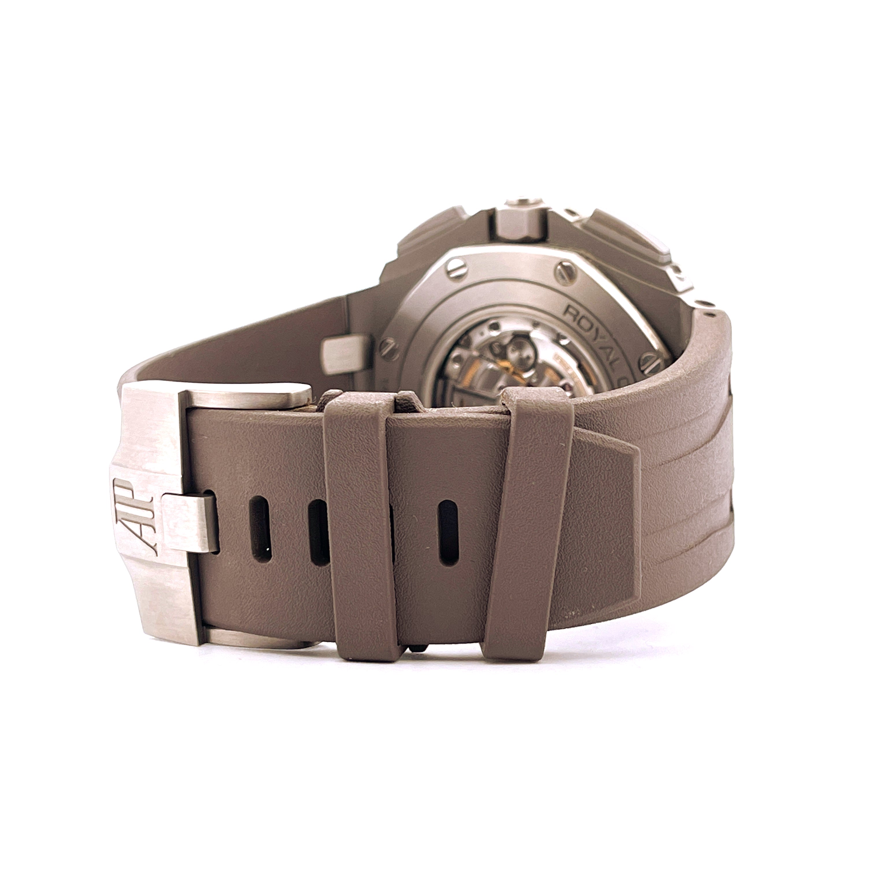Audemars Piguet Royal Oak Offshore Titan Armband und Schliesse mit AP Logo in Nahaufnahme auf weissem Hintergrund