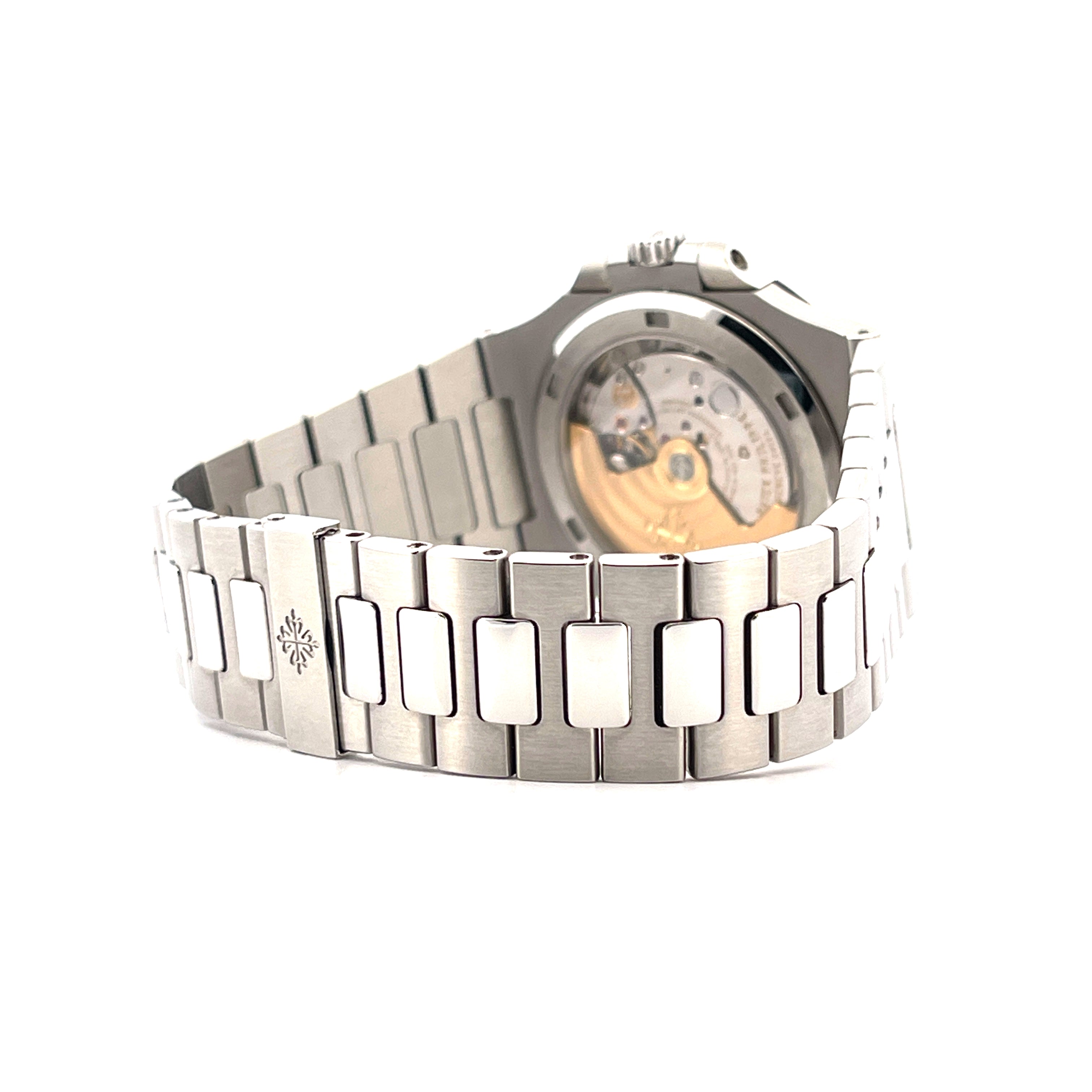 Patek Philippe Nautilus 5711/1A-010 Edelstahl mit Blick auf das Werk und Armband auf weißem Hintergrund