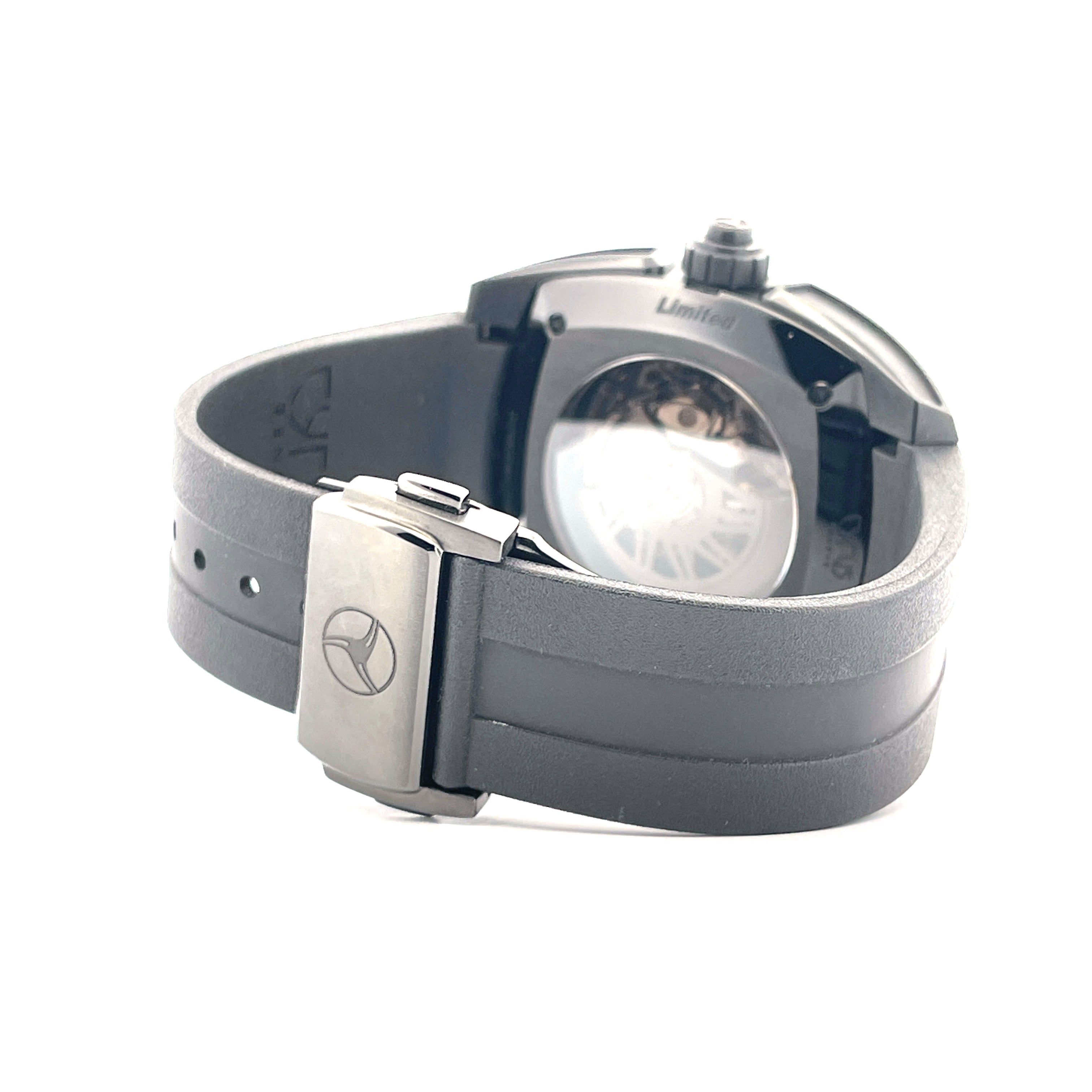 Cyrus Klepcys Chronograph Rückseite mit schwarzem DLC-Gehäuse und Gummiarmband