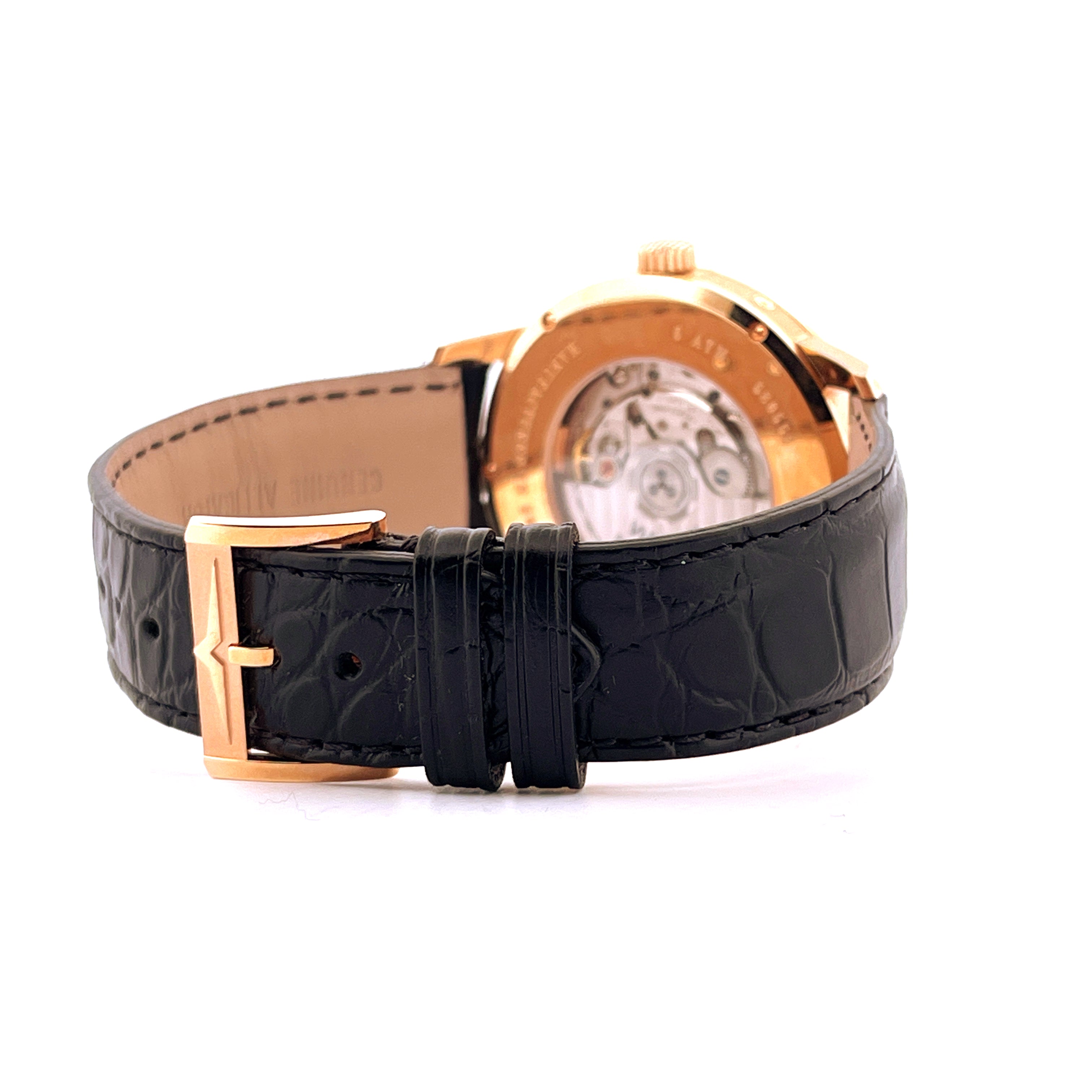 Vulcain 50s Presidents Moonphase Roségold Uhr, Detail der schwarzen Krokodilleder-Armband und rosegoldene Schließe auf wei…