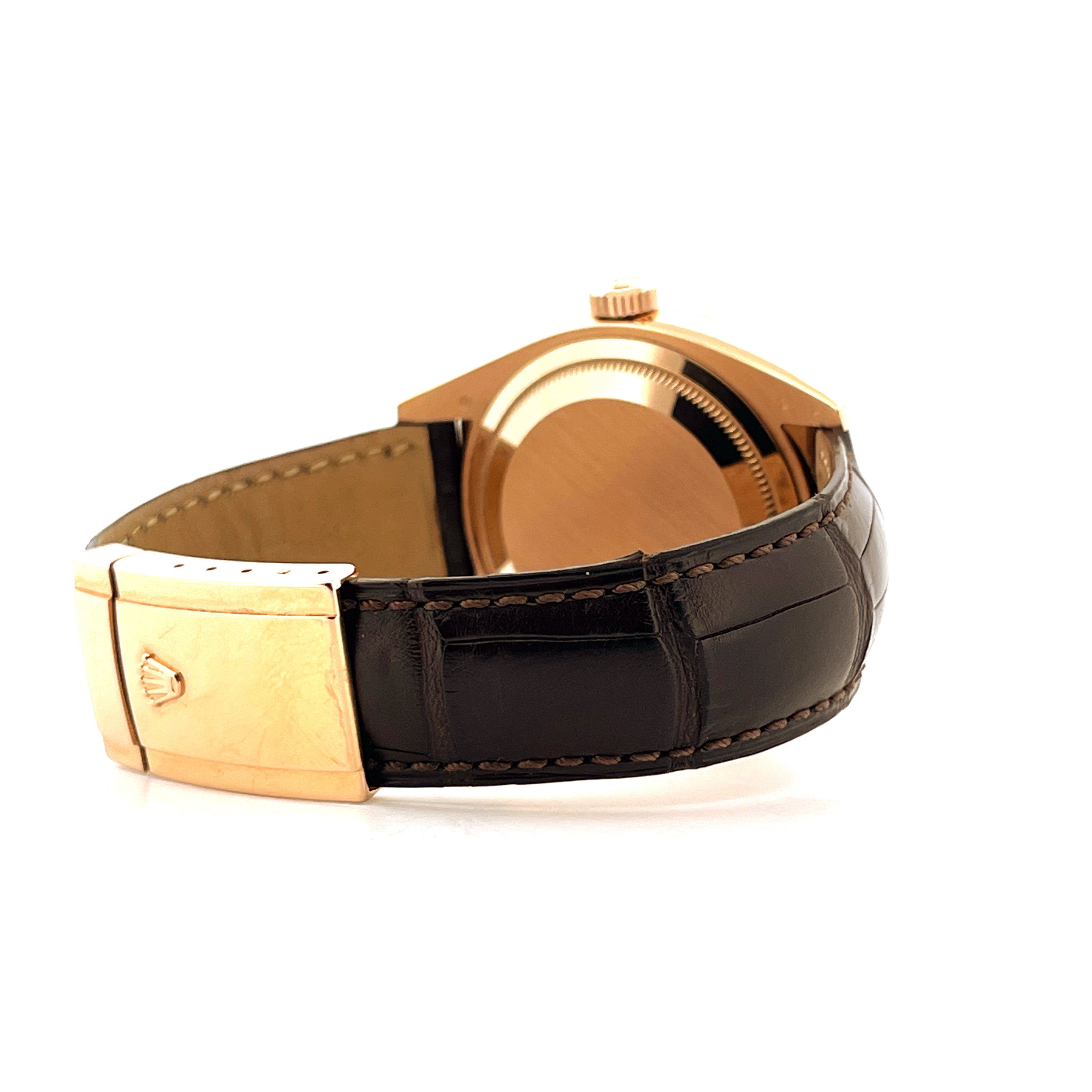 Rolex Sky-Dweller Roségold an braunem Kroko-Armband Seitenansicht mit goldenem Rolex-Verschluss