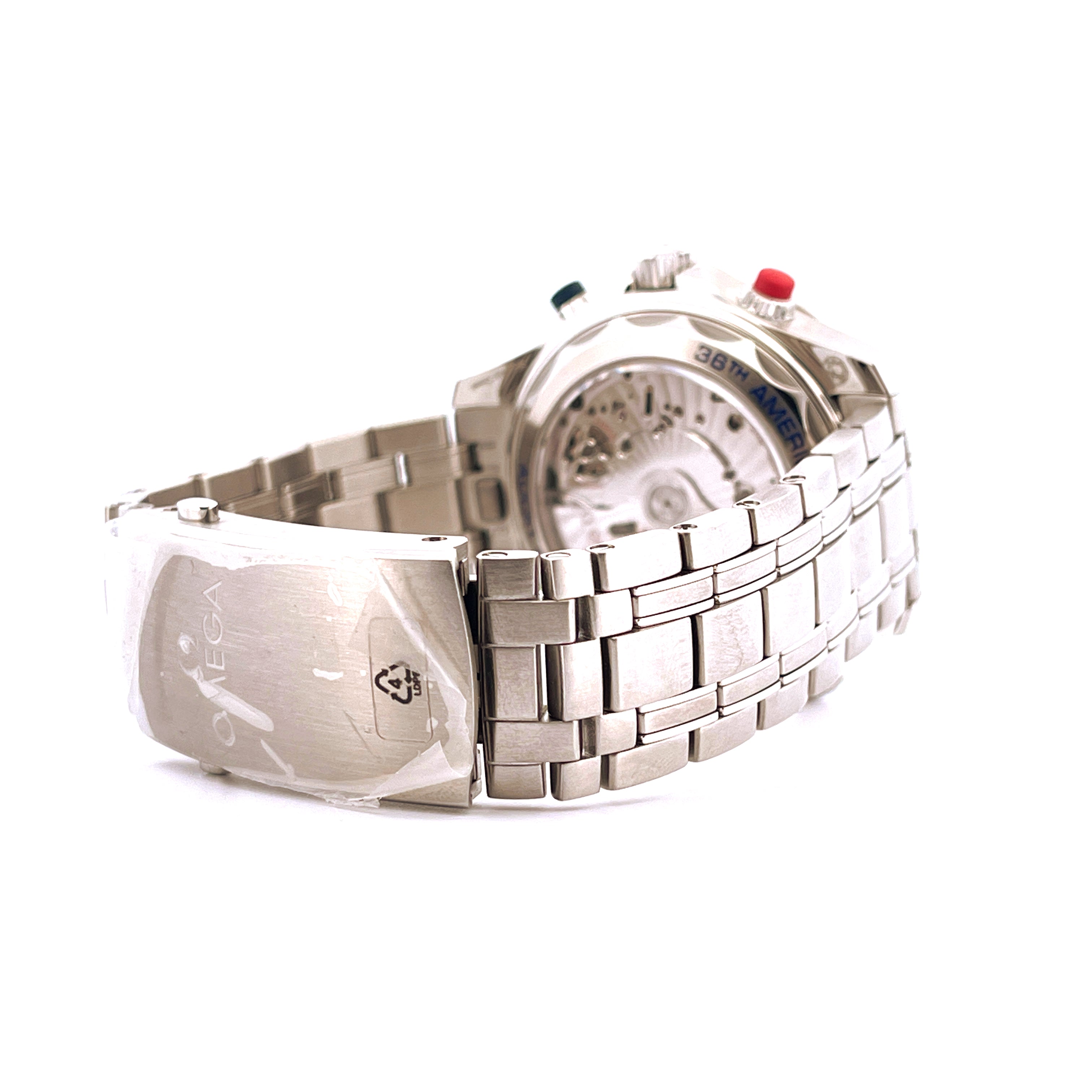 Omega Seamaster Diver 300m America's Cup im Seitenprofil mit Stahlarmband und sichtbarem Gehäuseboden