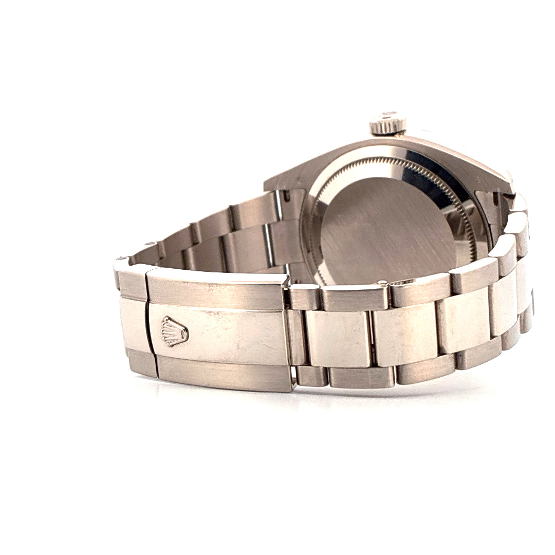 Rolex Sky Dweller 42mm Weißgold von der Seite, Armband mit Schließe und Wappen auf weißem Hintergrund