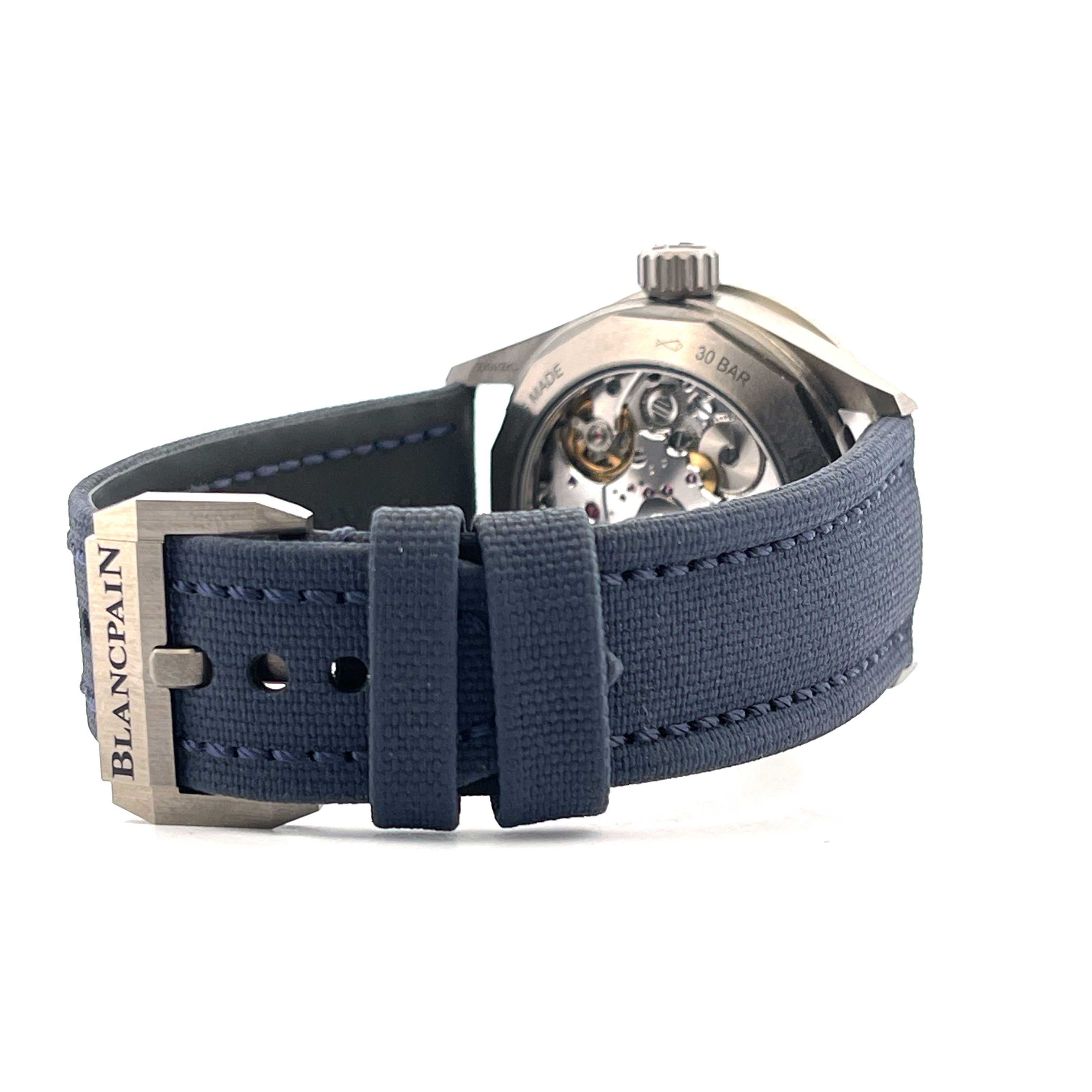 Blancpain Fifty Fathoms Rückansicht mit Sichtboden und blauem Textilarmband mit Metallschnalle
