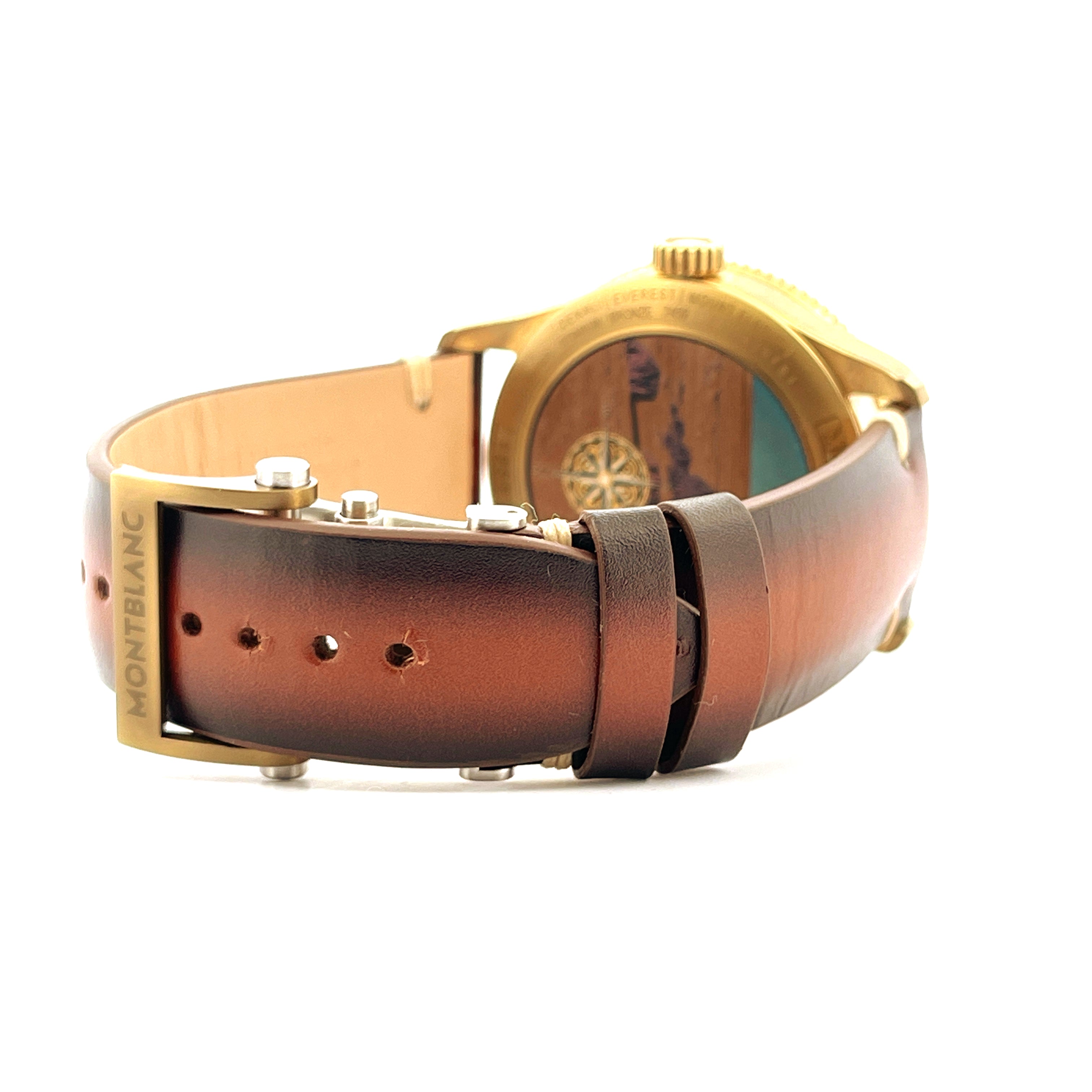 Montblanc 1858 Geosphere Limited Edition von der Seite mit braunem Lederarmband und Bronzeschließe