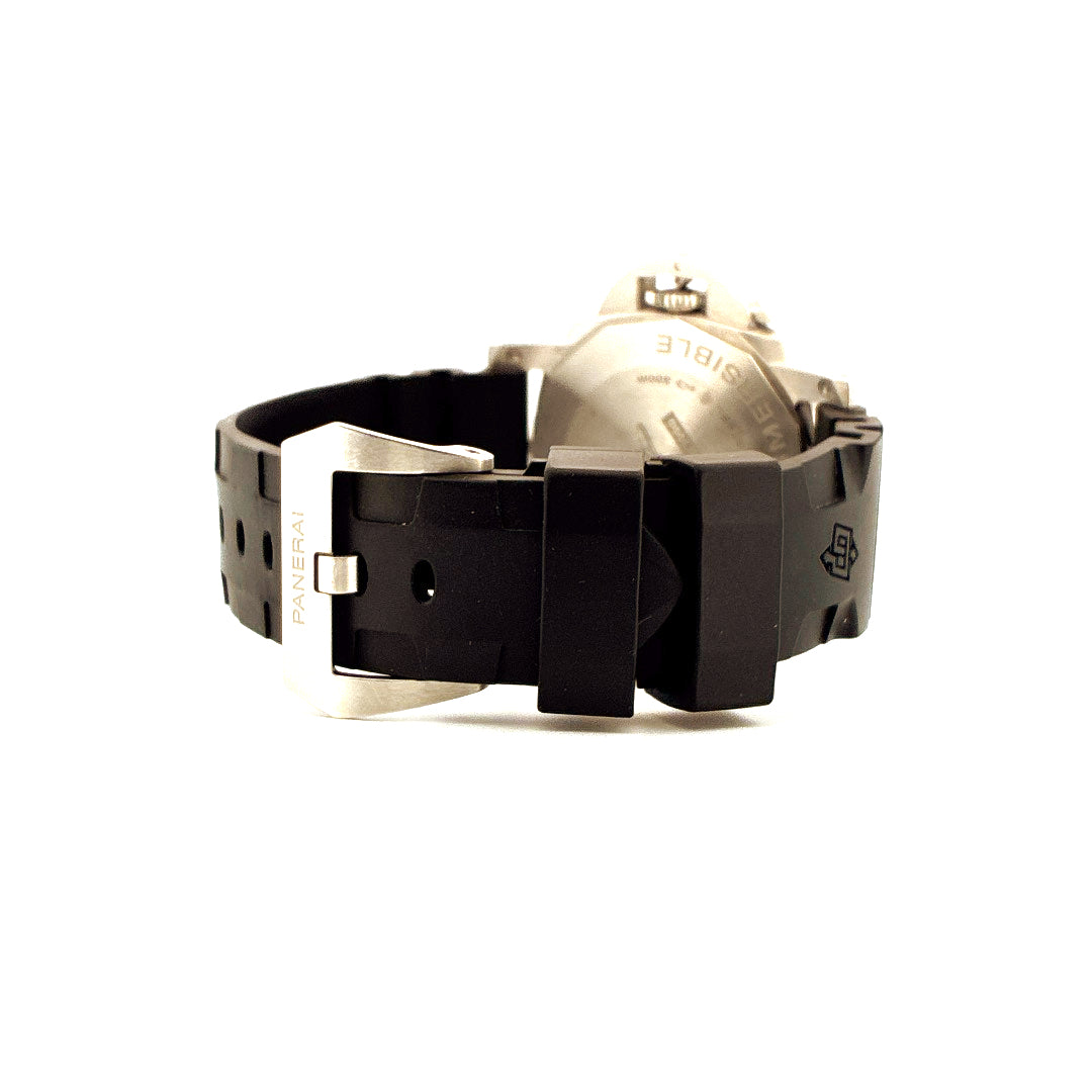 Seitenansicht einer Panerai Luminor Submersible Quarantaquattro mit schwarzem Kautschukband und Edelstahlschließe