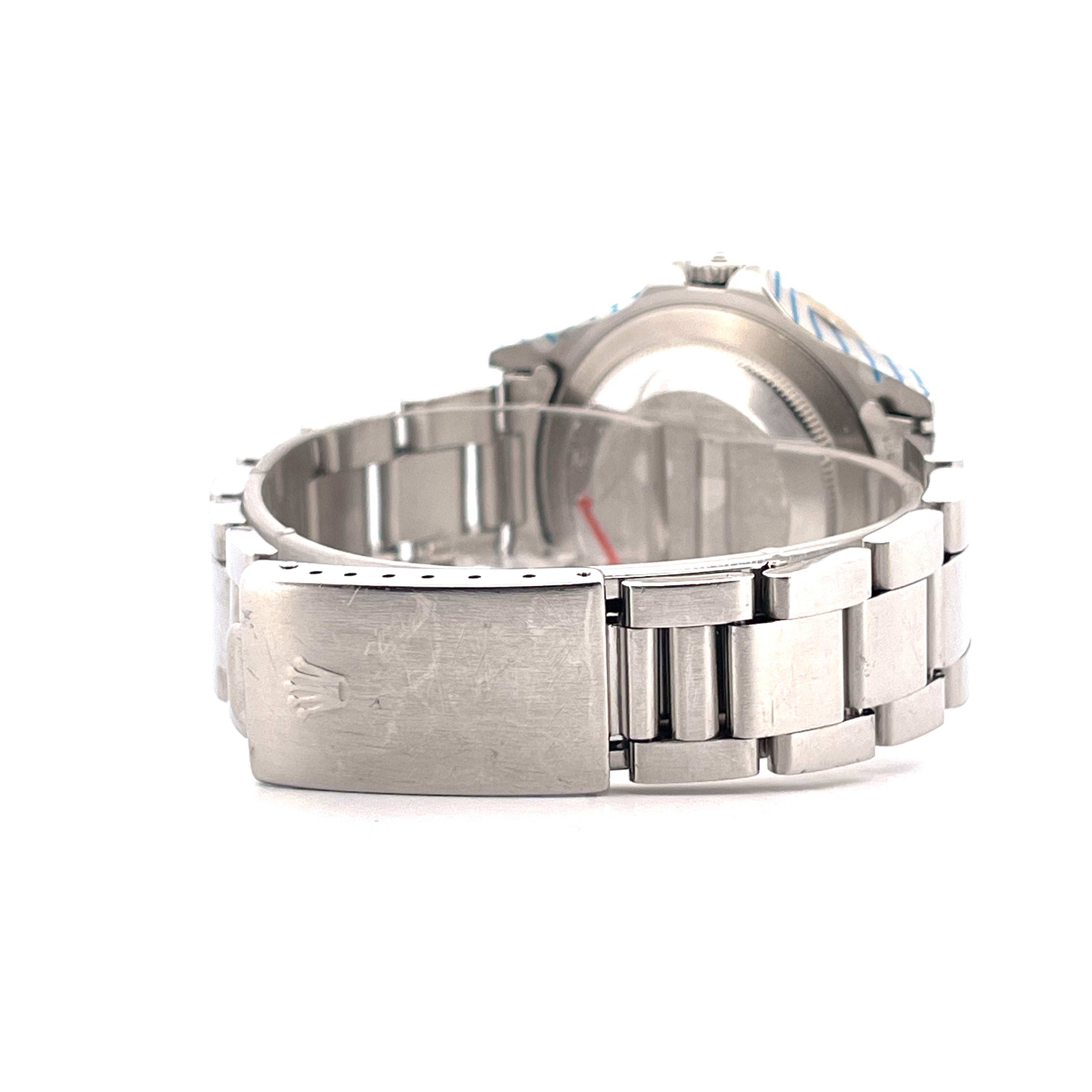 Seitenansicht einer Rolex GMT-Master Pepsi 16700 aus Stahl mit gefleckter Schließe auf weißem Hintergrund