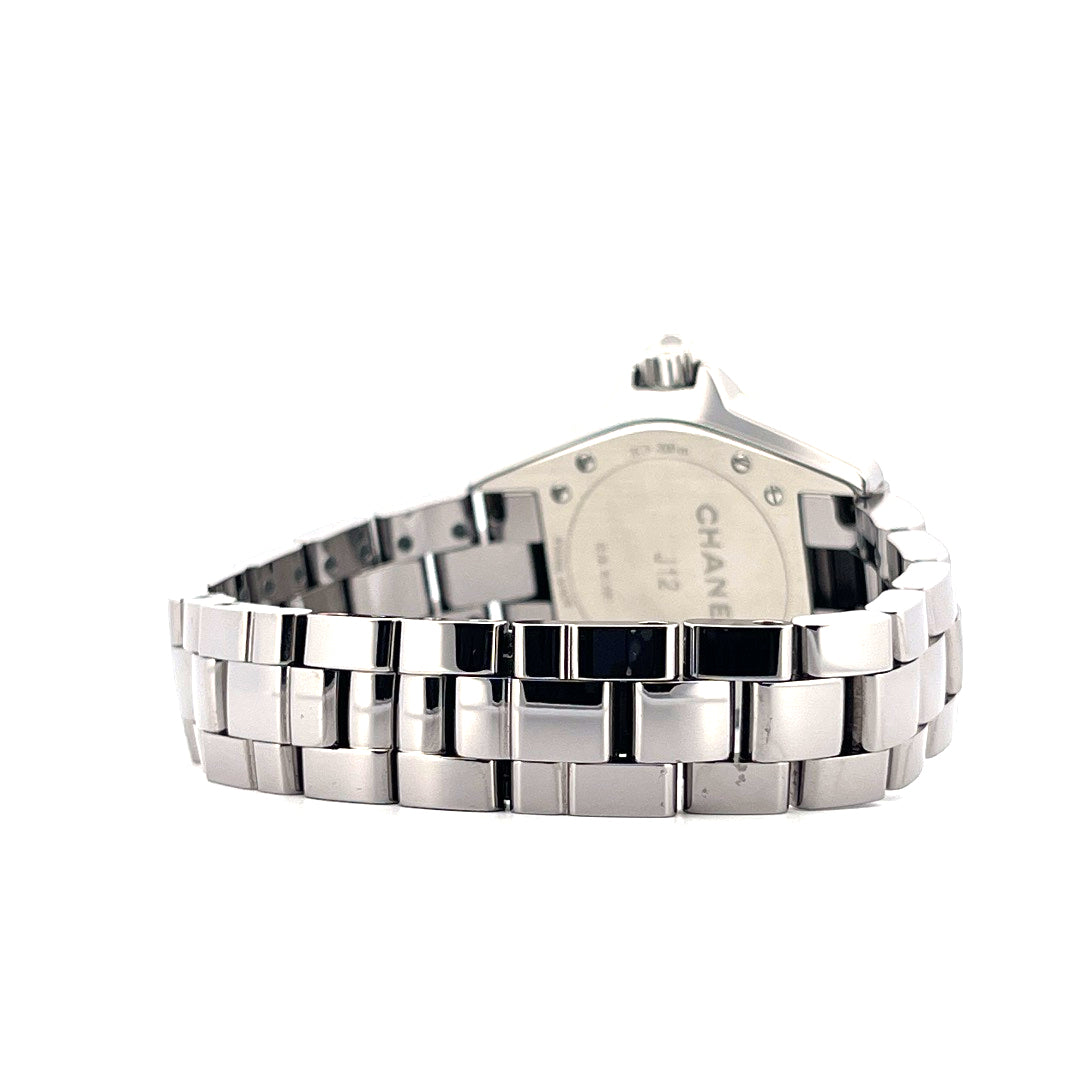 Seitenansicht einer neuen, ungetragenen Chanel J12 33mm Keramikuhr mit poliertem Metallarmband