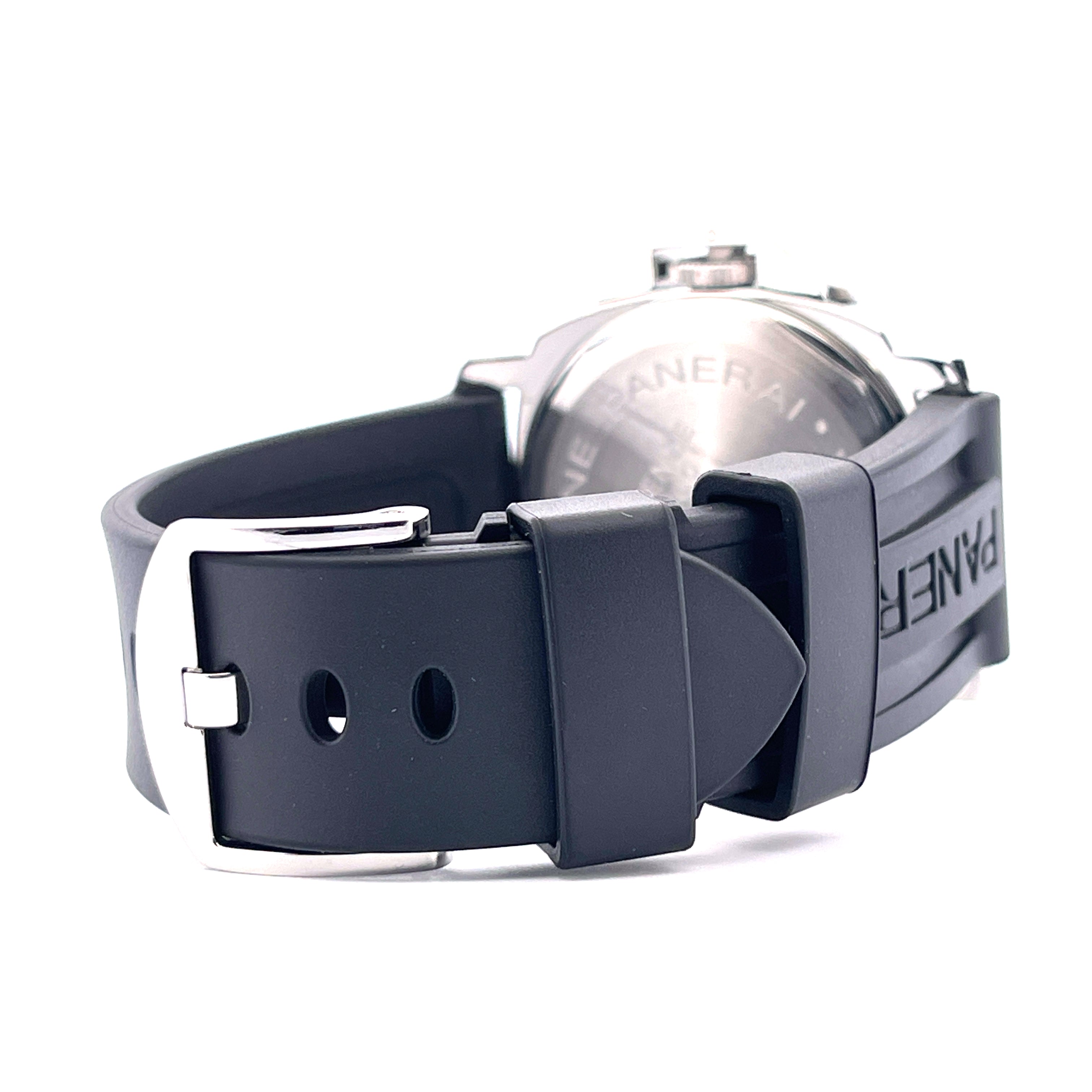 Panerai Luminor Power Reserve 44mm, Detail der Kautschukbandschliesse in Schwarz mit Edelstahldornschliesse