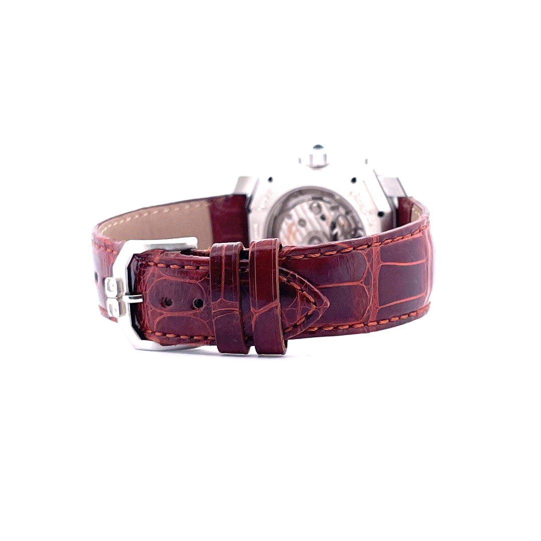 Glashütte Original Senator Chrono Platin Edition Ltd. 12/50 mit braunem Krokodilarmband und sichtbarem Uhrwerk auf weissem Hintergrund