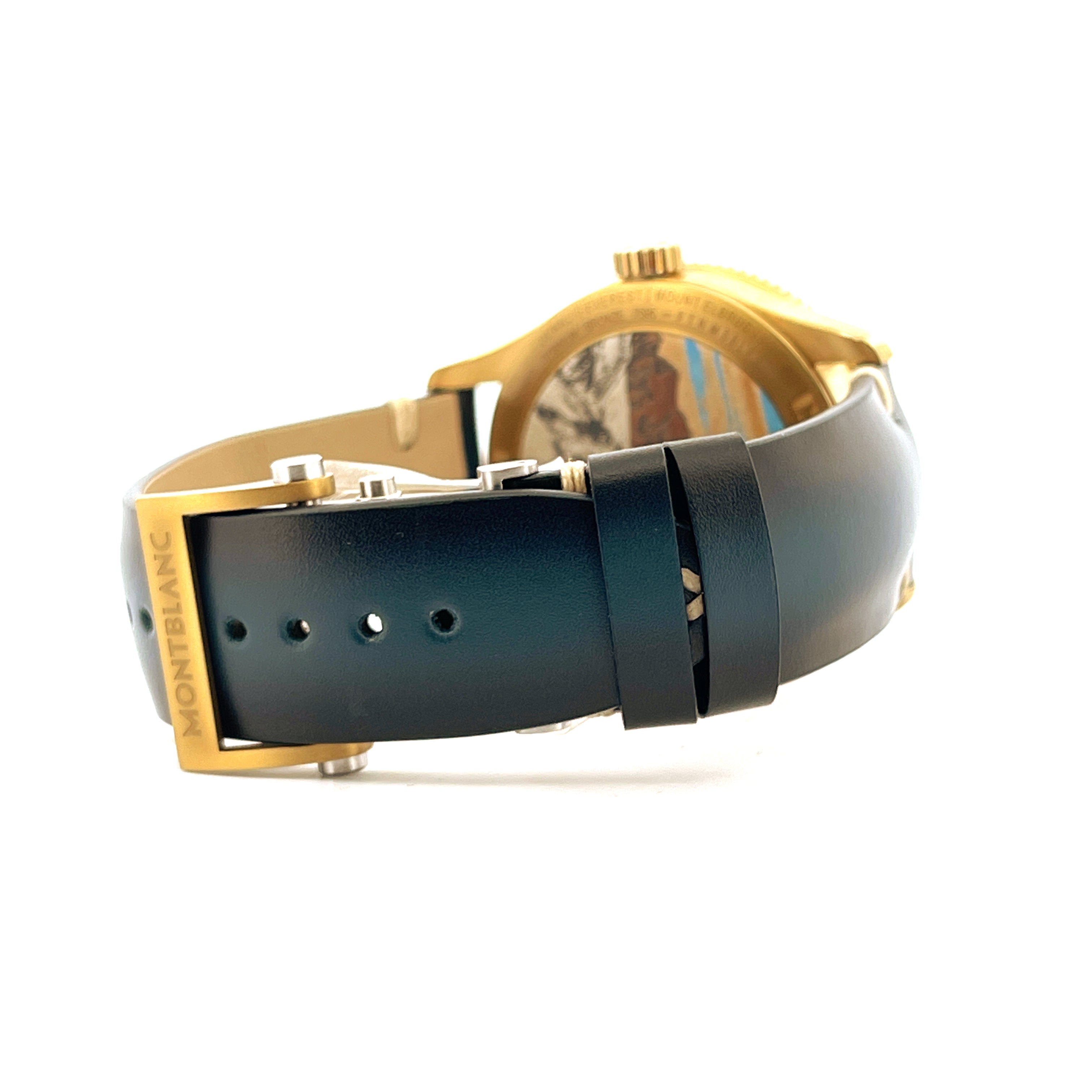 Seitenansicht einer Montblanc 1858 Geosphere Uhr mit goldenem Gehäuse und schwarzem Lederarmband mit Montblanc-Prägung