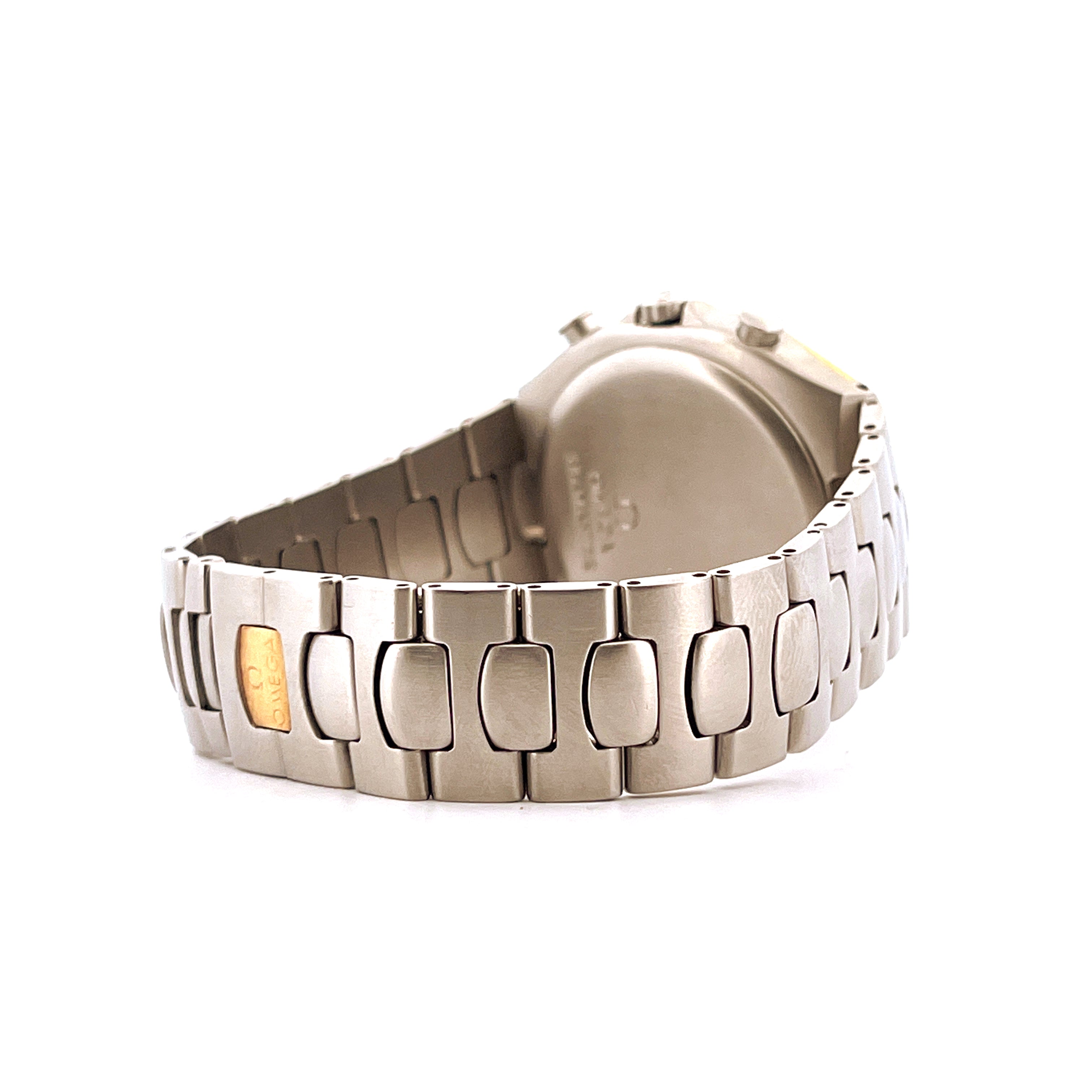 Omega Seamaster Polaris Chronograph aus Stahl und Gold in Seitenansicht mit Armbanddetail