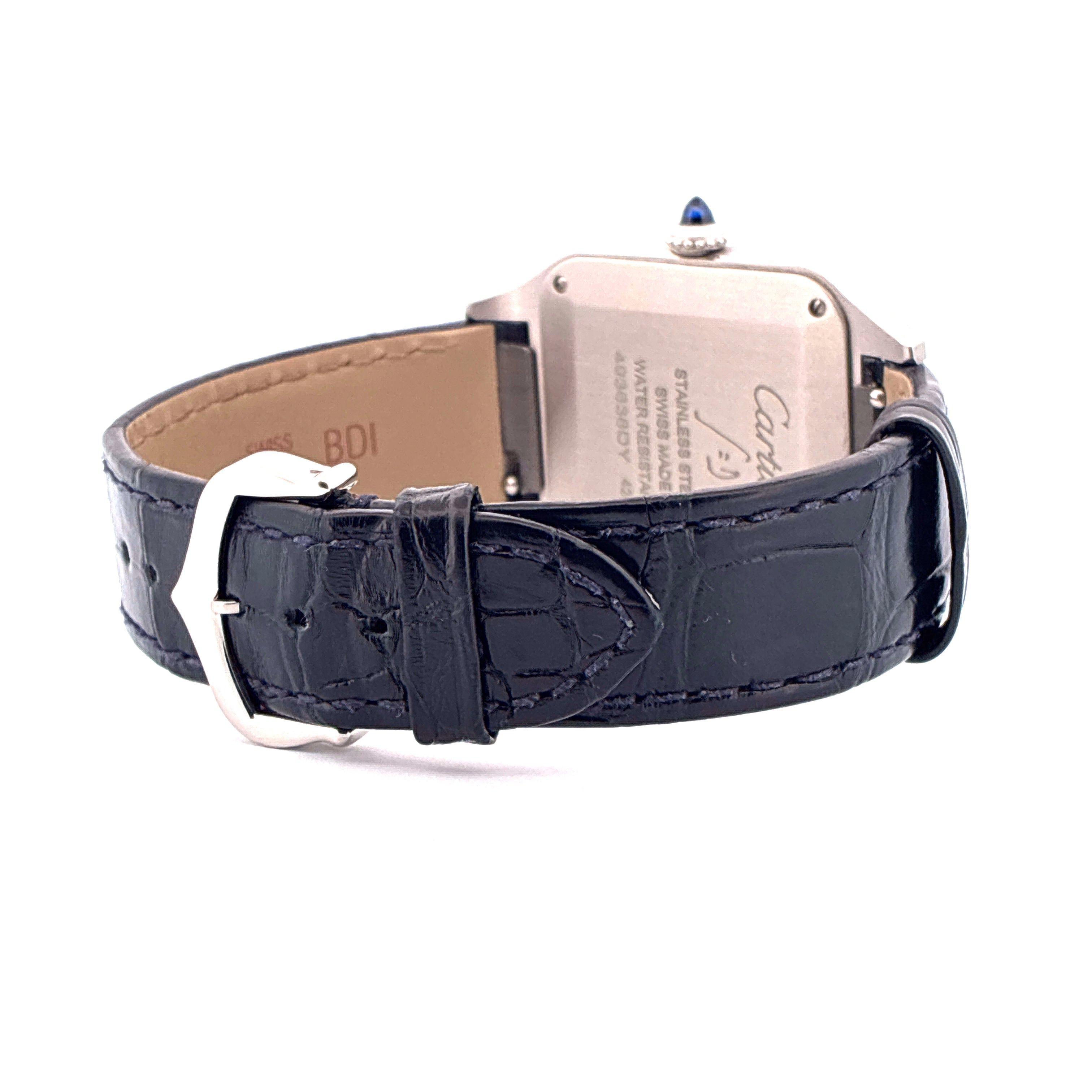 Cartier Santos Dumont von der Seite, mit schwarzem Lederarmband und silberner Schließe