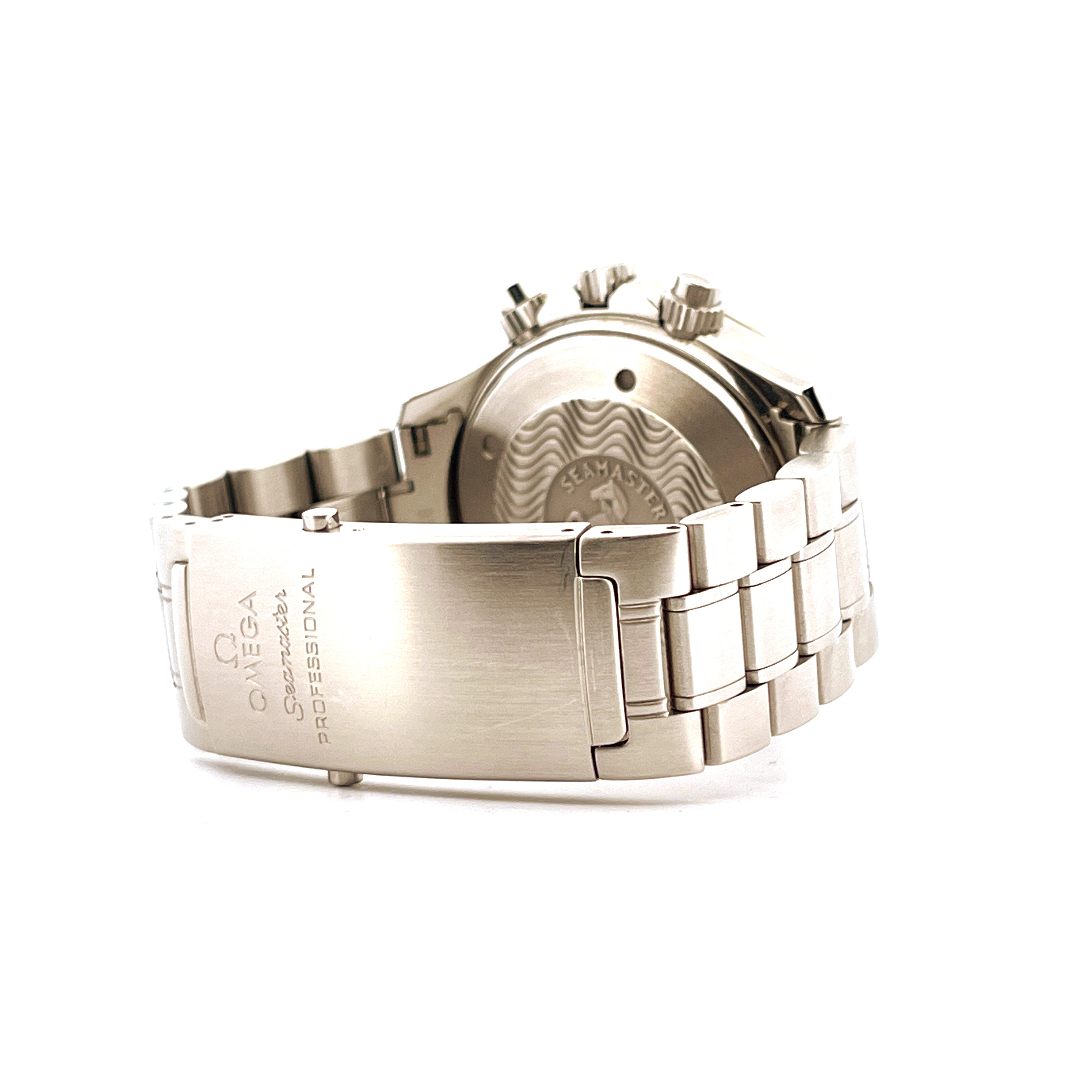Omega Seamaster Chrono 41,5 Stahl Armband Schließe mit Gravur auf weißem Hintergrund