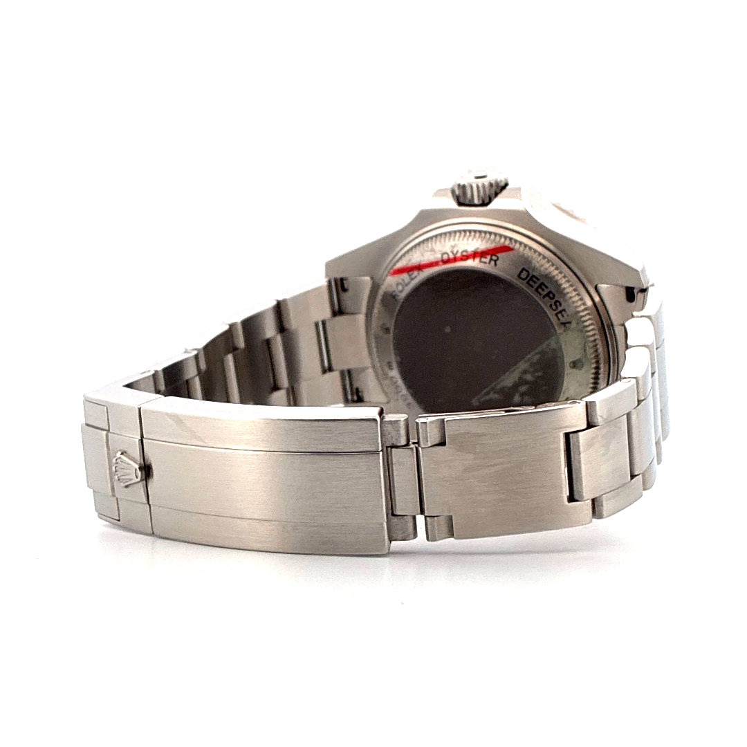 Rolex Sea-Dweller Deepsea aus Stahl, Seitenansicht mit Schließe und Gravur auf der Rückseite